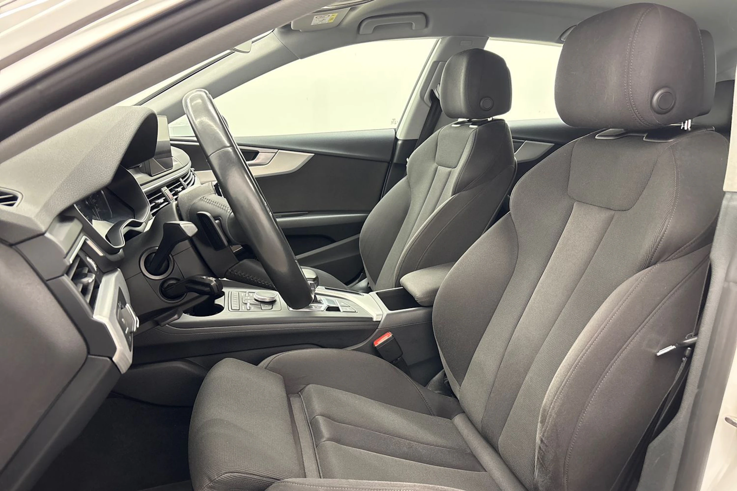 valkoinen Audi A5 2019 kuva 11.