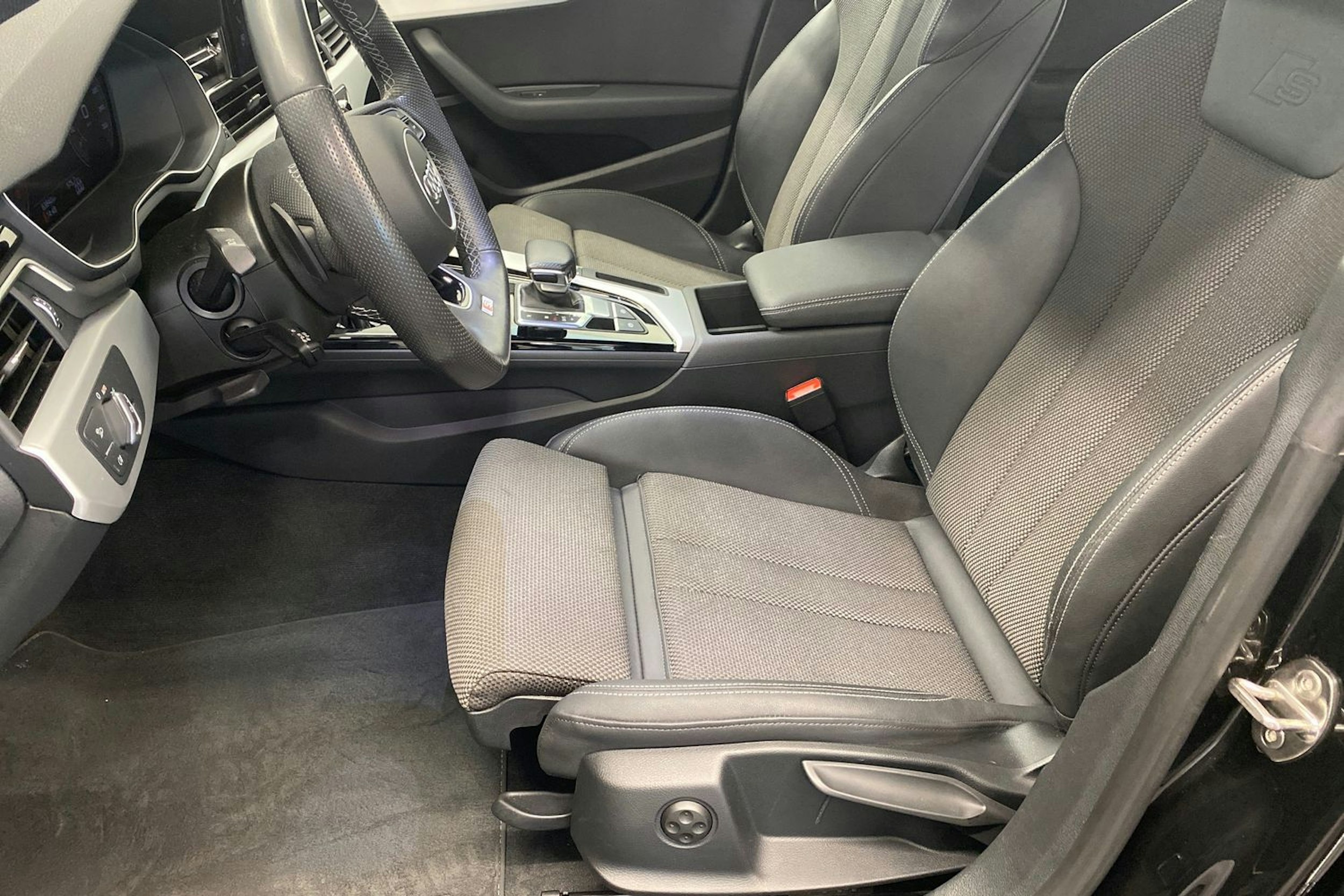 musta Audi A5 2020 kuva 28.