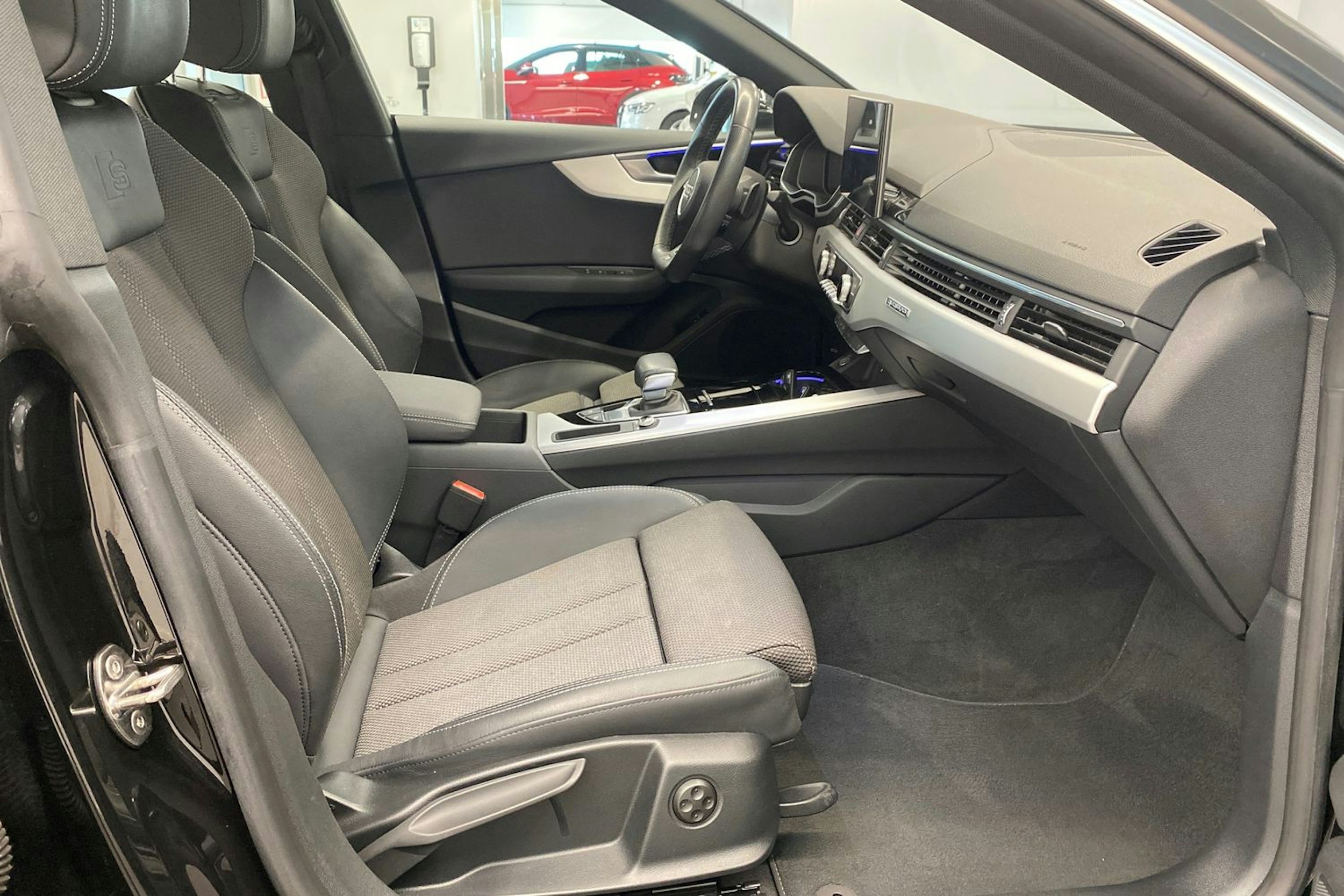 musta Audi A5 2020 kuva 35.