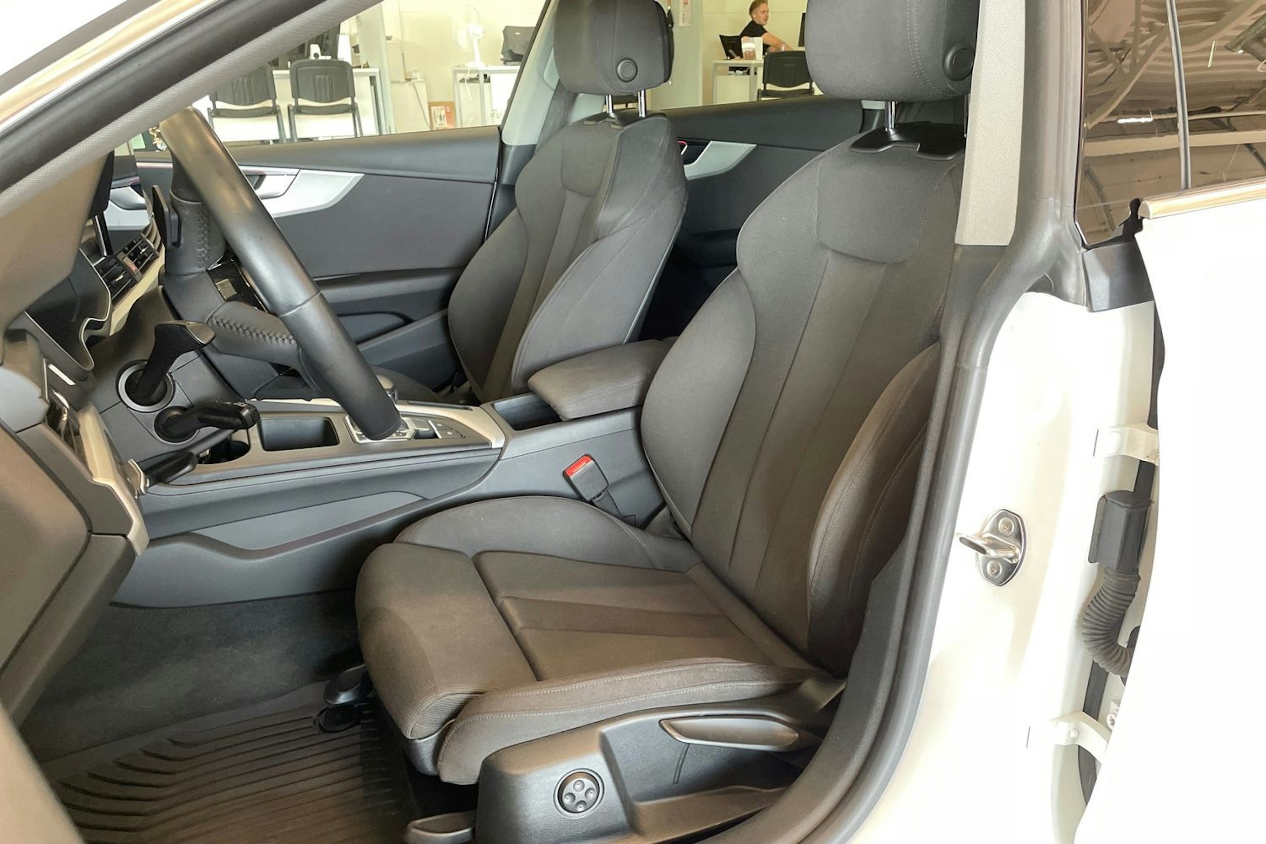 valkoinen Audi A5 2020 kuva 14.