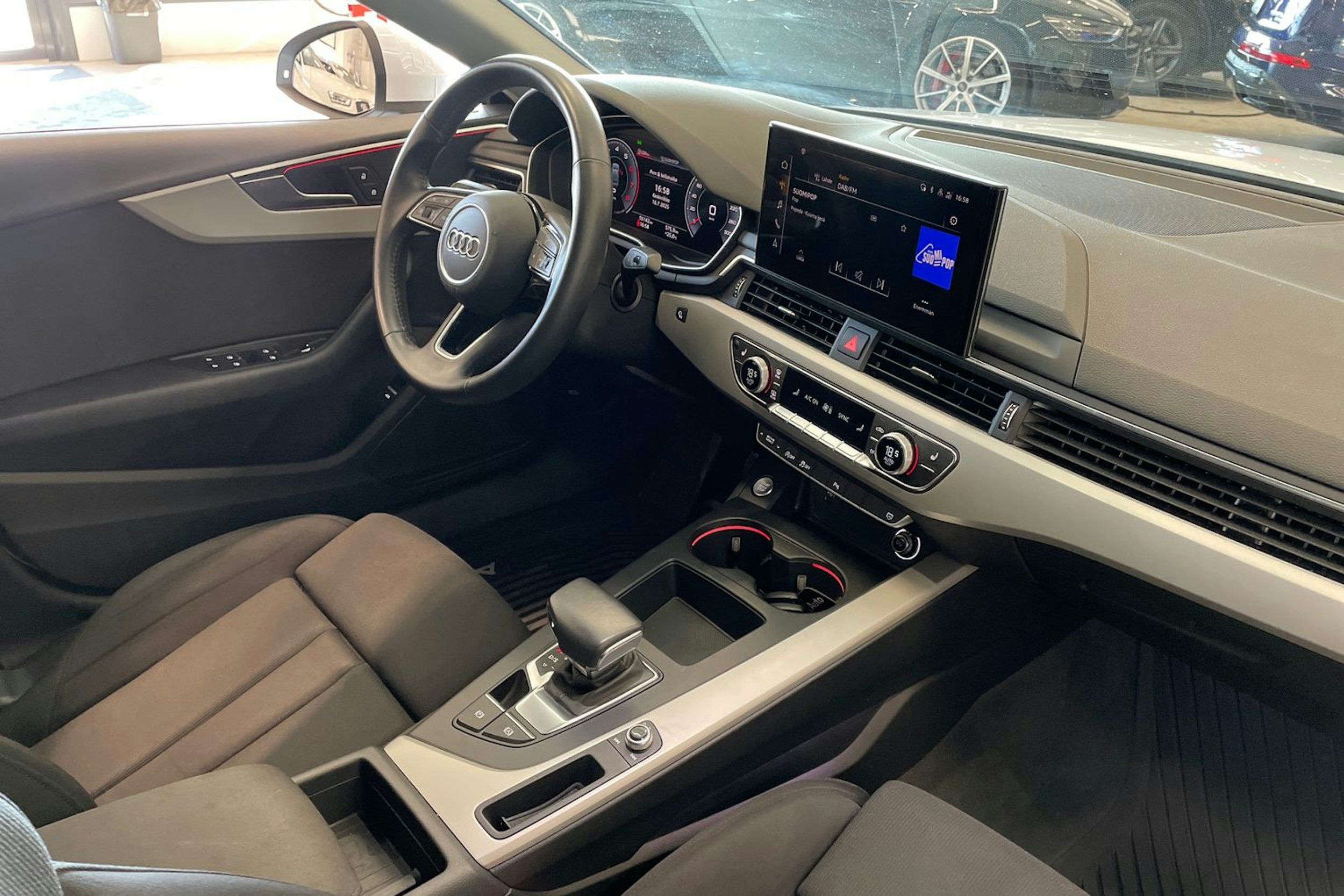 valkoinen Audi A5 2020 kuva 15.