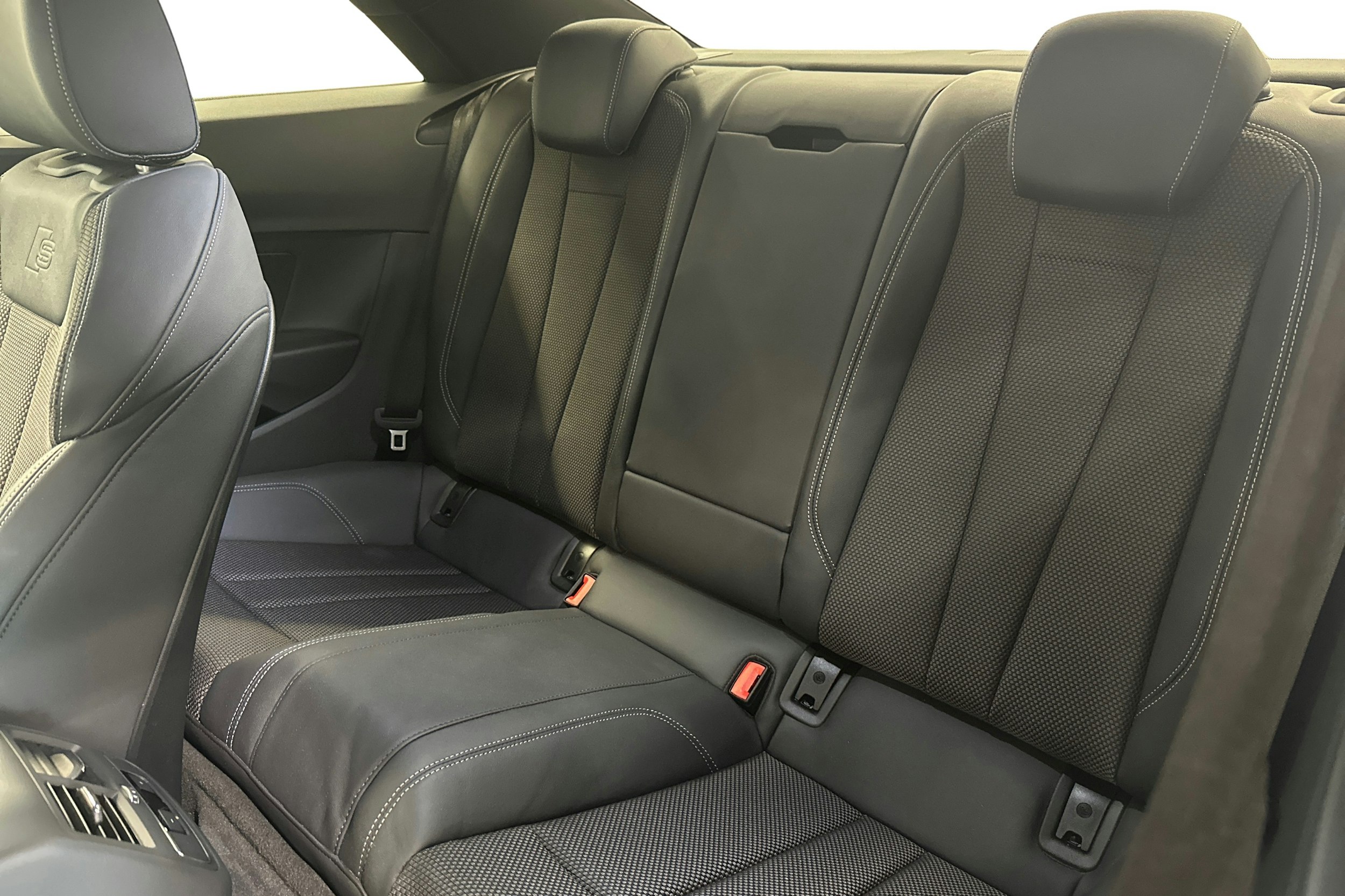 valkoinen Audi A5 2021 kuva 10.