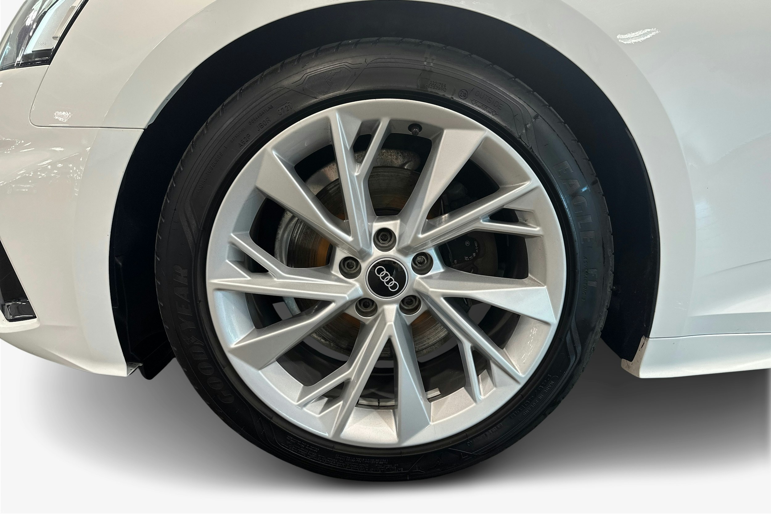 valkoinen Audi A5 2021 kuva 11.