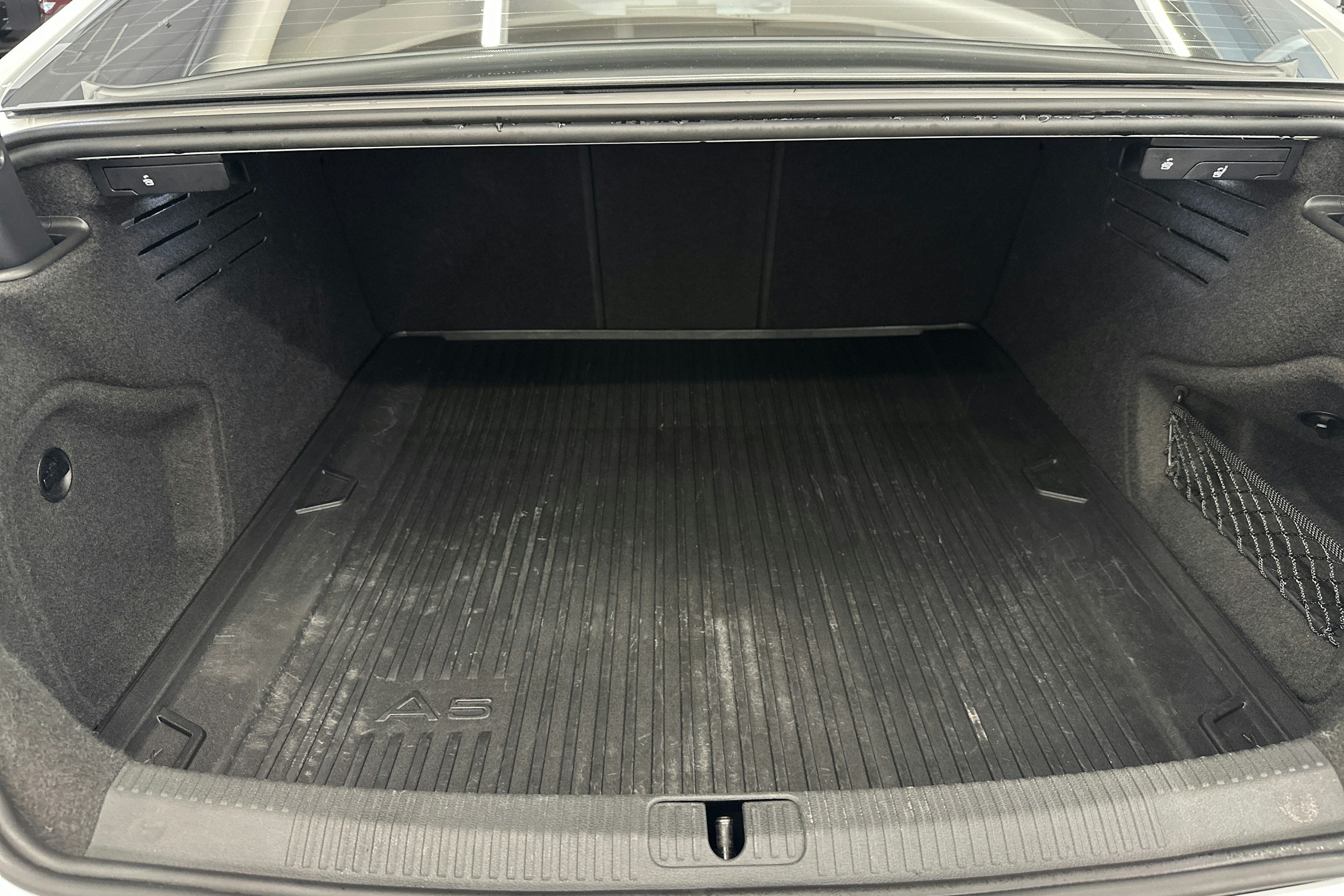 valkoinen Audi A5 2021 kuva 26.