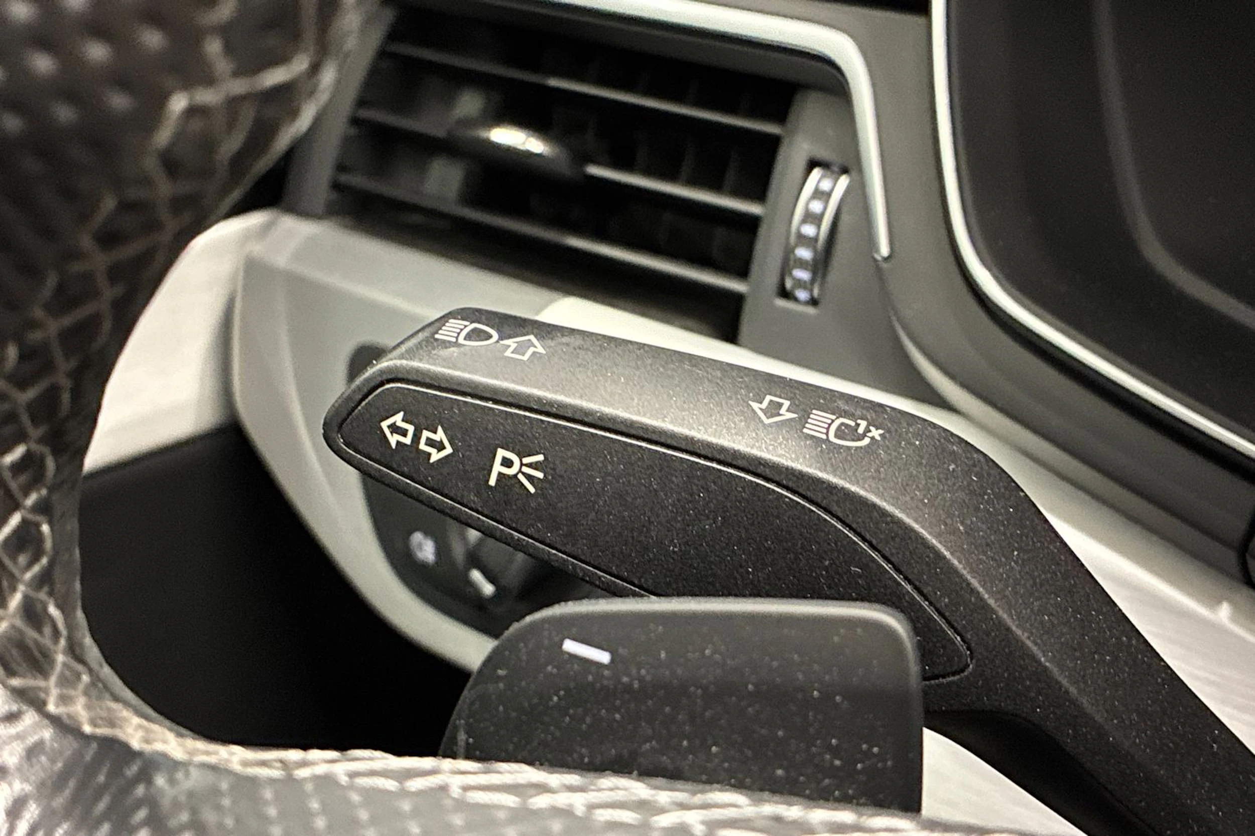 valkoinen Audi A5 2021 kuva 18.