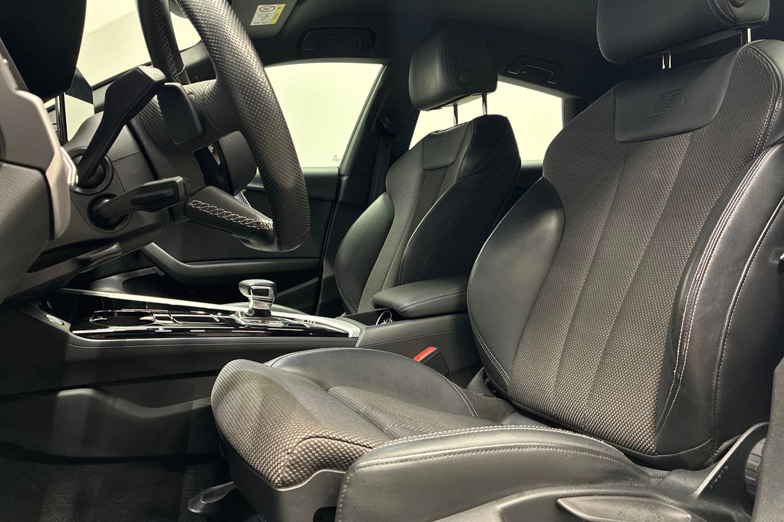 valkoinen Audi A5 2021 kuva 25.