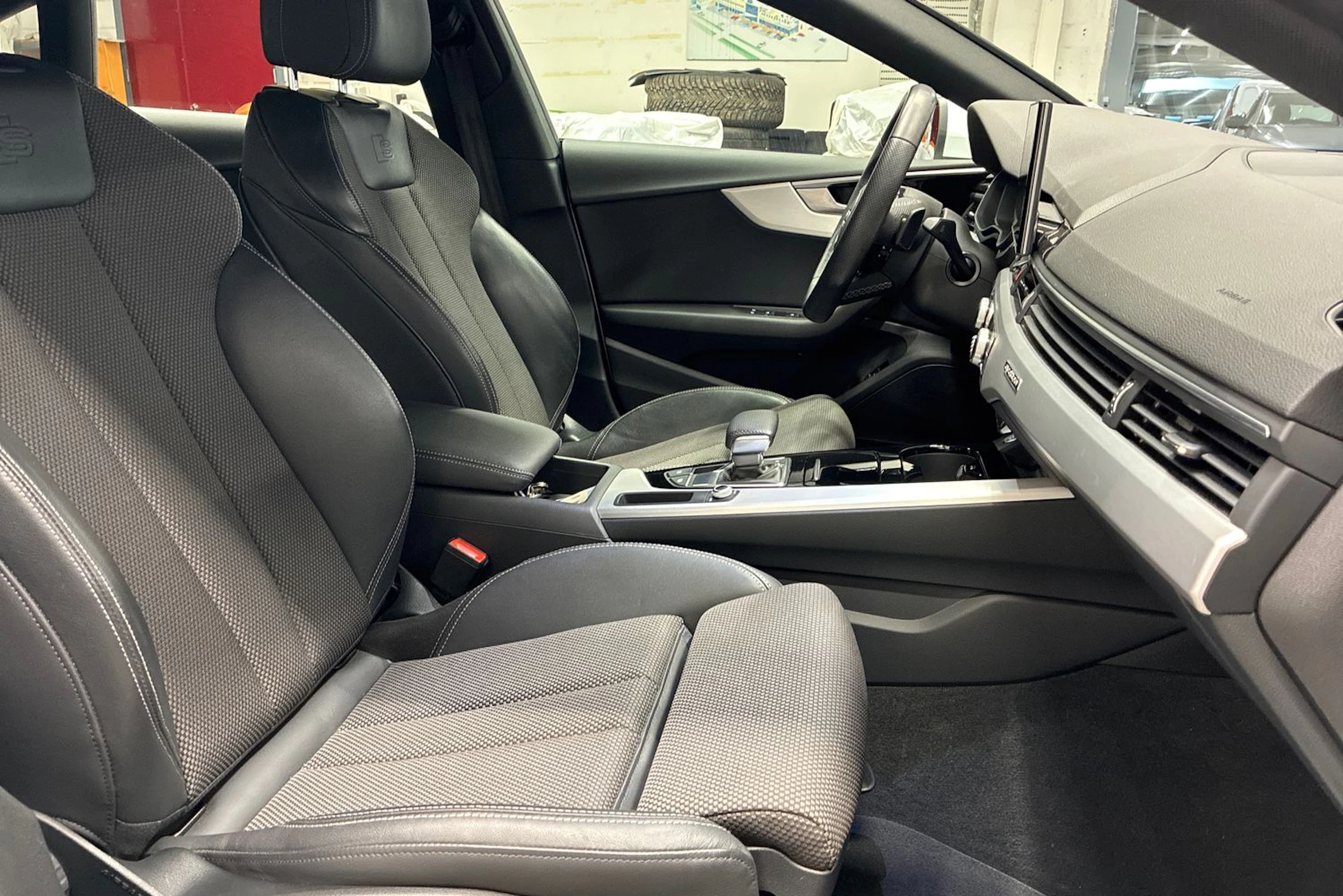 valkoinen Audi A5 2021 kuva 28.