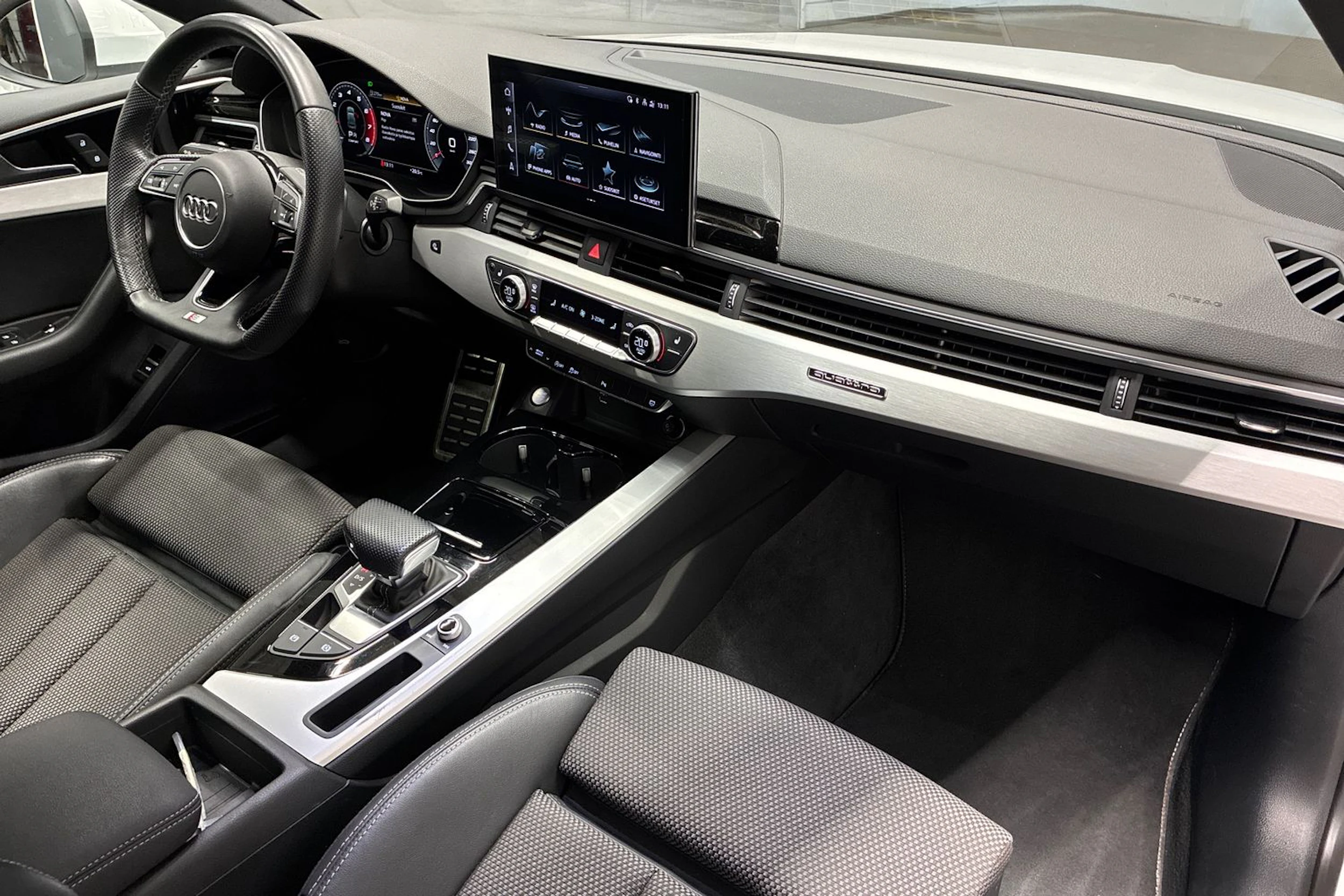 valkoinen Audi A5 2021 kuva 29.