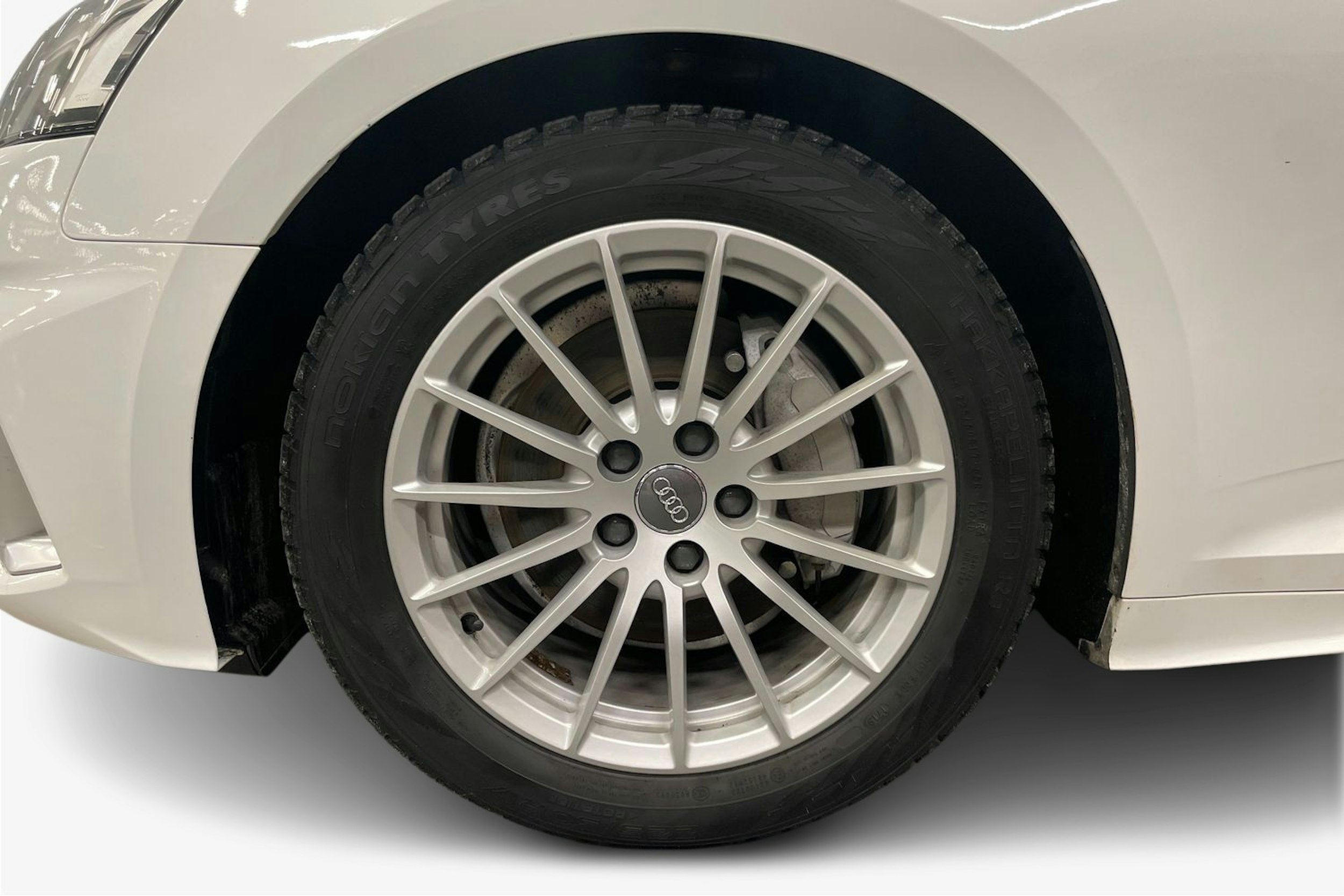 valkoinen Audi A5 2021 kuva 9.