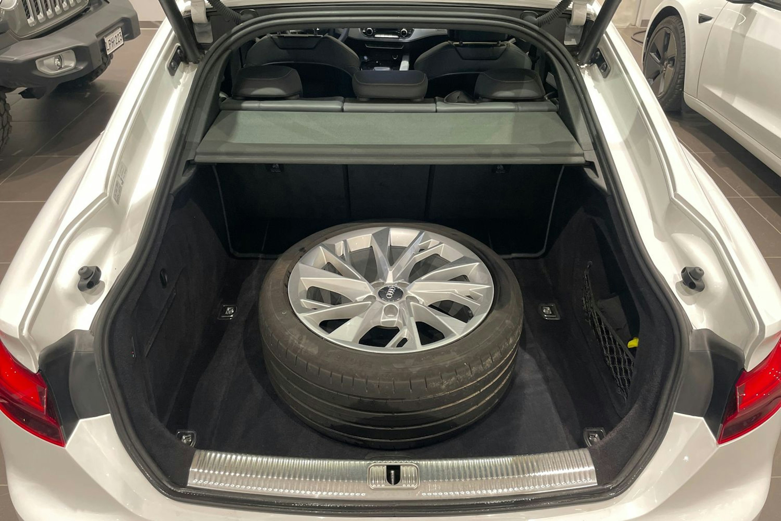 valkoinen Audi A5 2021 kuva 19.