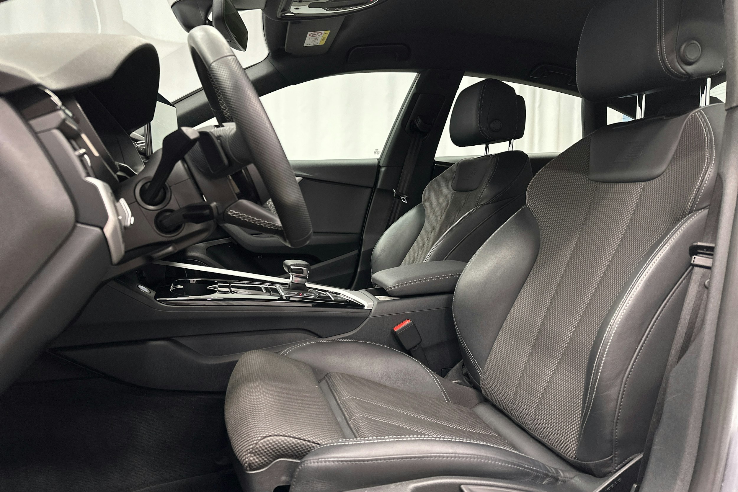 hopea Audi A5 2021 kuva 18.