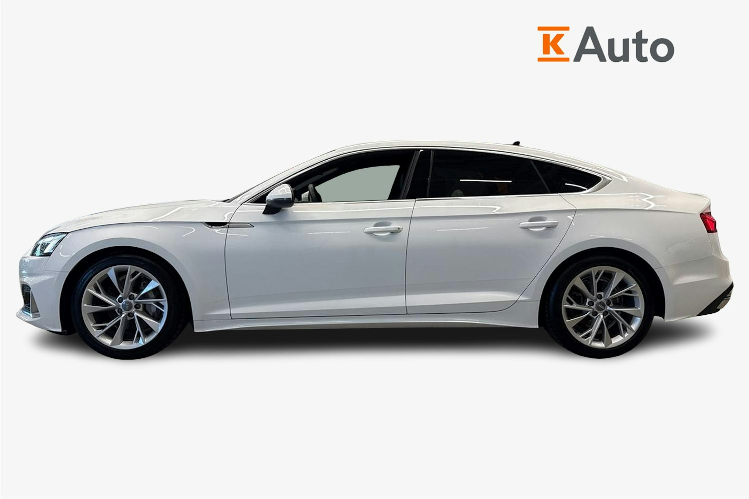 valkoinen Audi A5 2021 kuva 6.