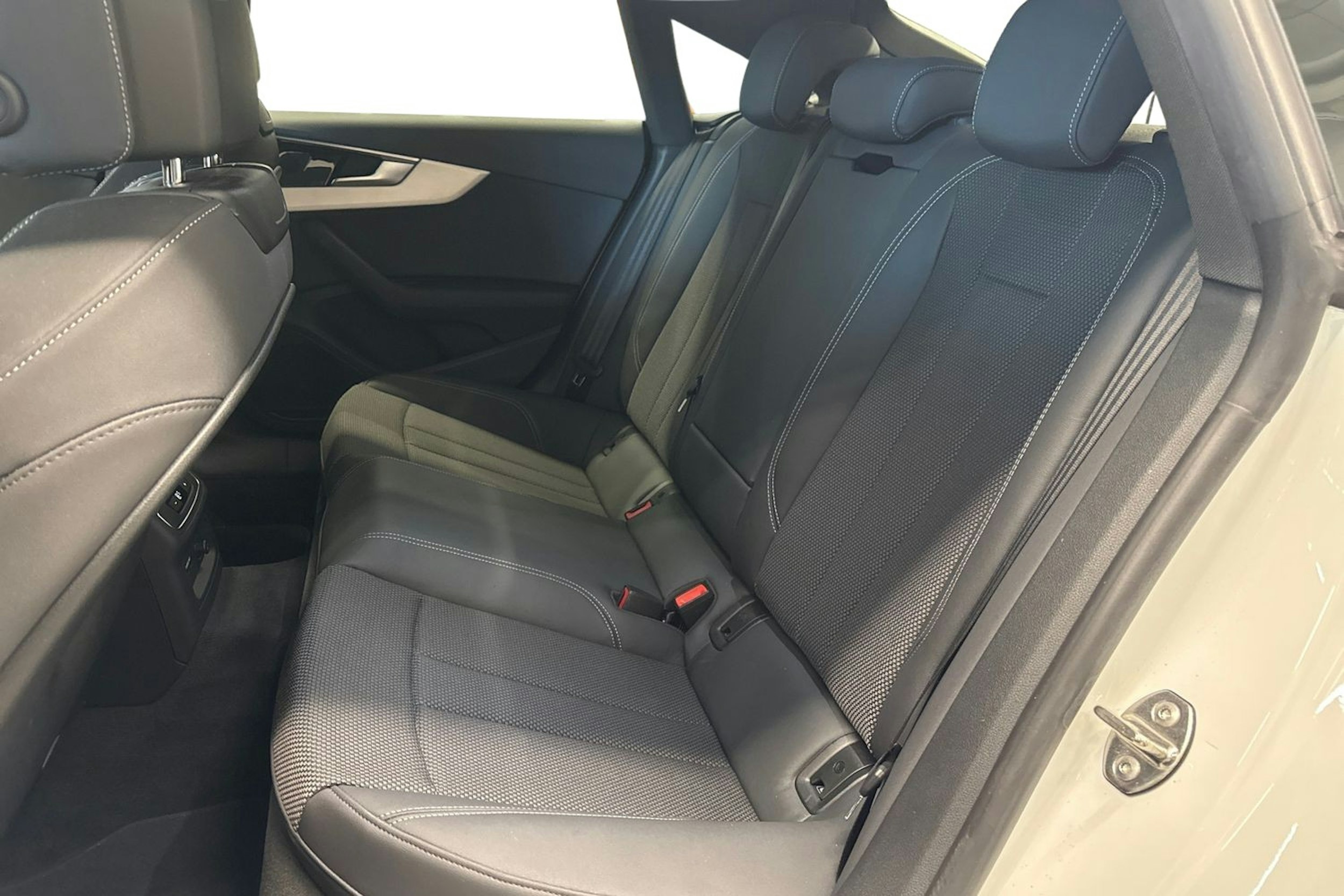 valkoinen Audi A5 2021 kuva 10.