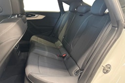 valkoinen Audi A5 2021 kuva 10.