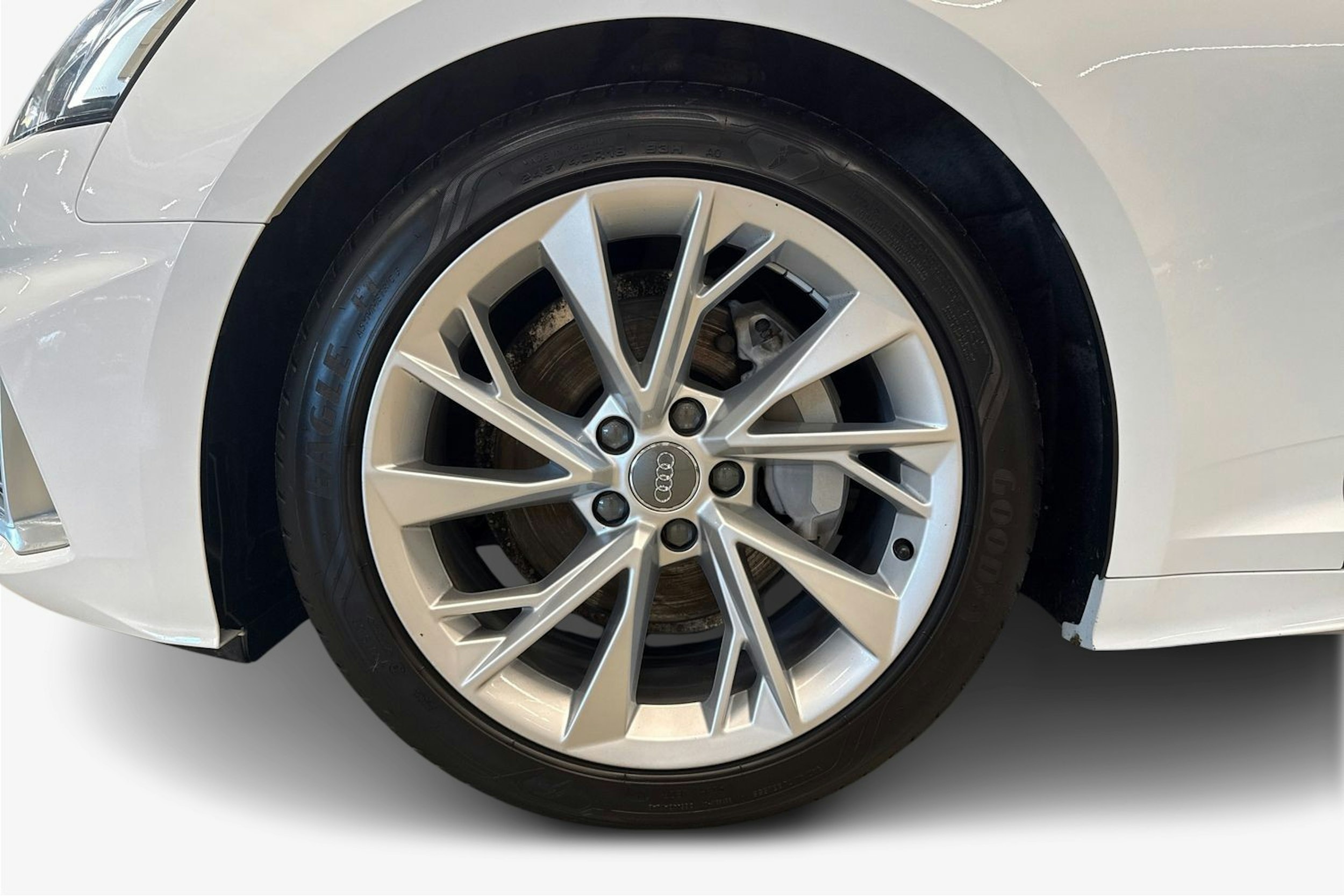 valkoinen Audi A5 2021 kuva 11.