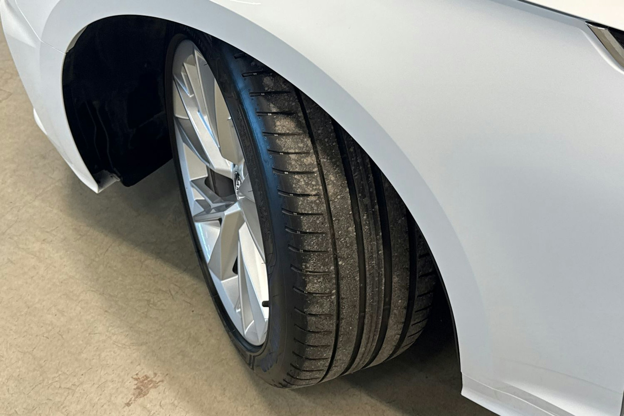 valkoinen Audi A5 2021 kuva 13.