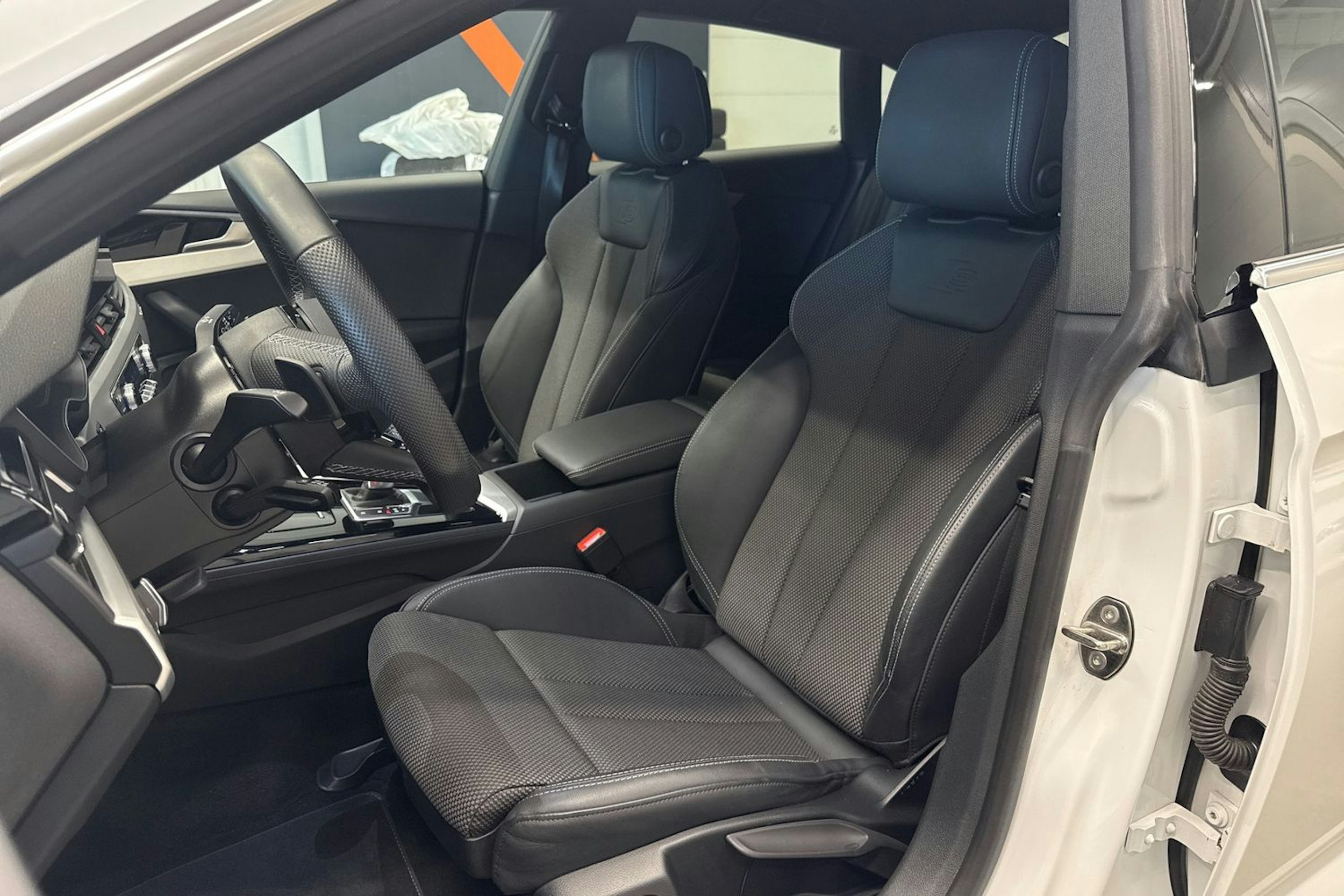 valkoinen Audi A5 2021 kuva 27.