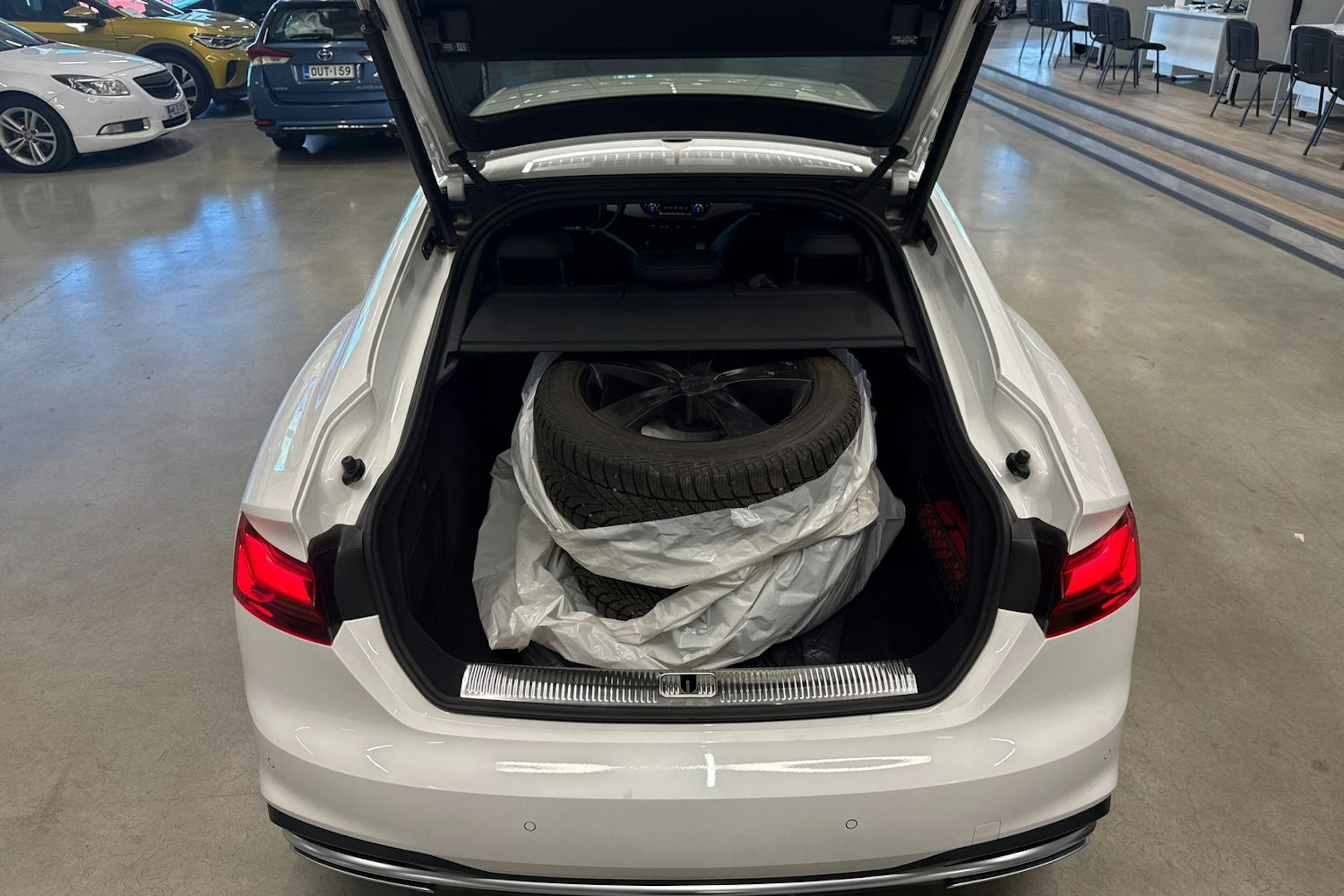 valkoinen Audi A5 2021 kuva 29.