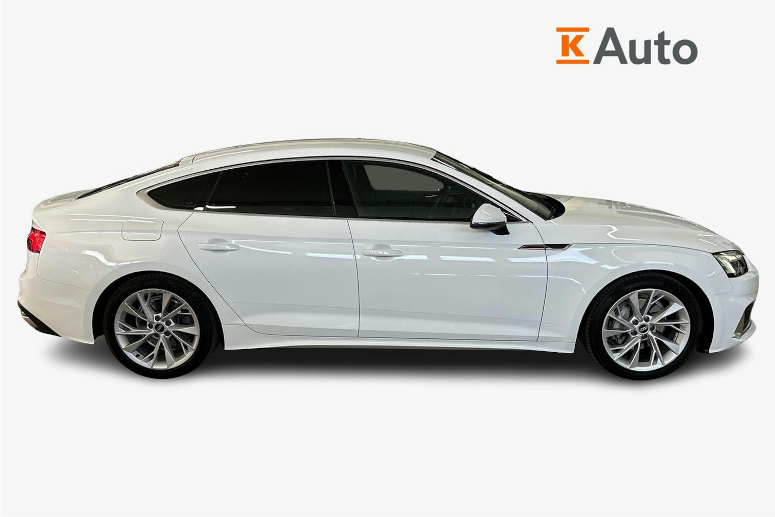Valkoinen Audi A5 2021 kuva 6.