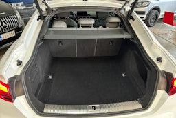Valkoinen Audi A5 2021 kuva 14.