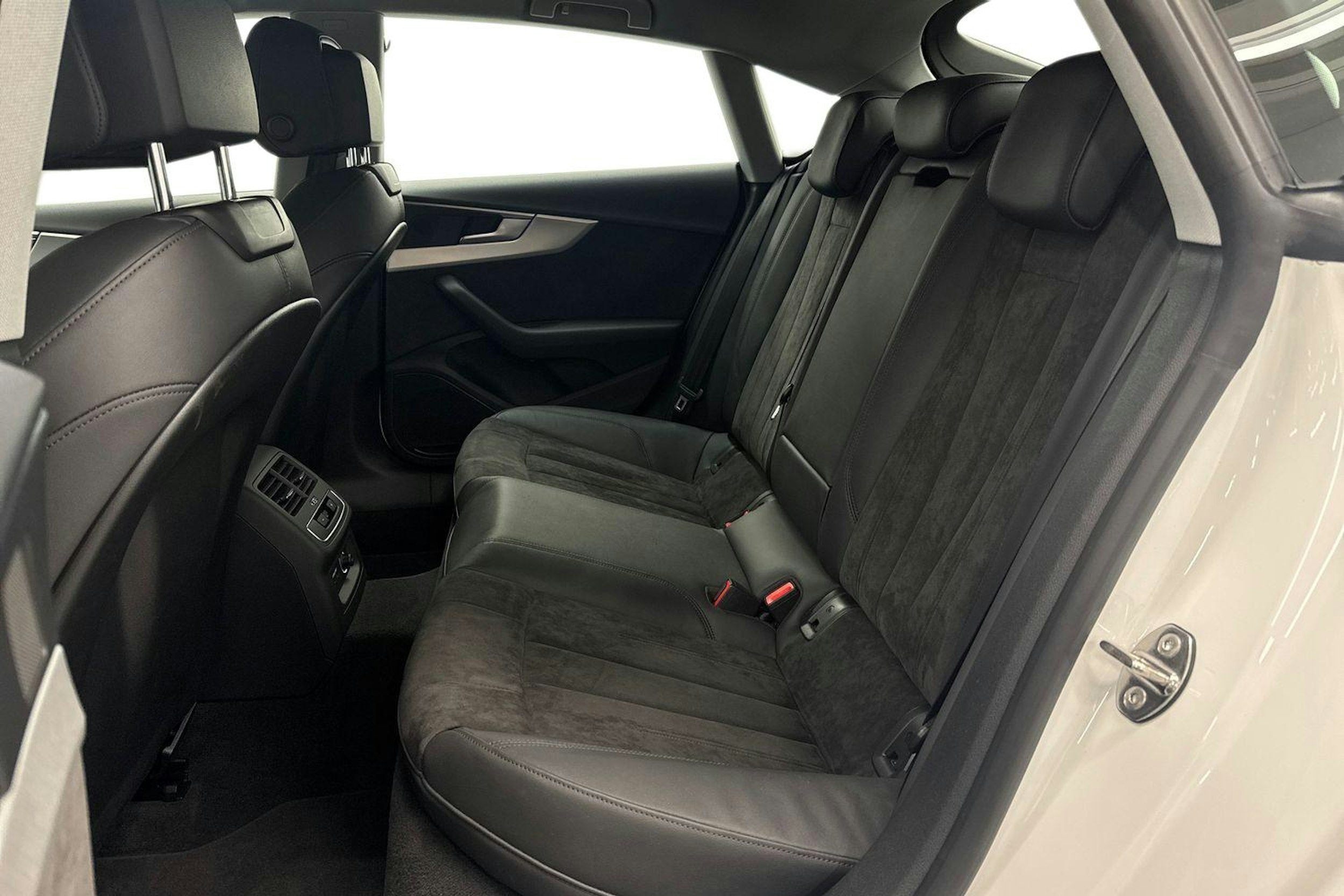 valkoinen Audi A5 2021 kuva 10.