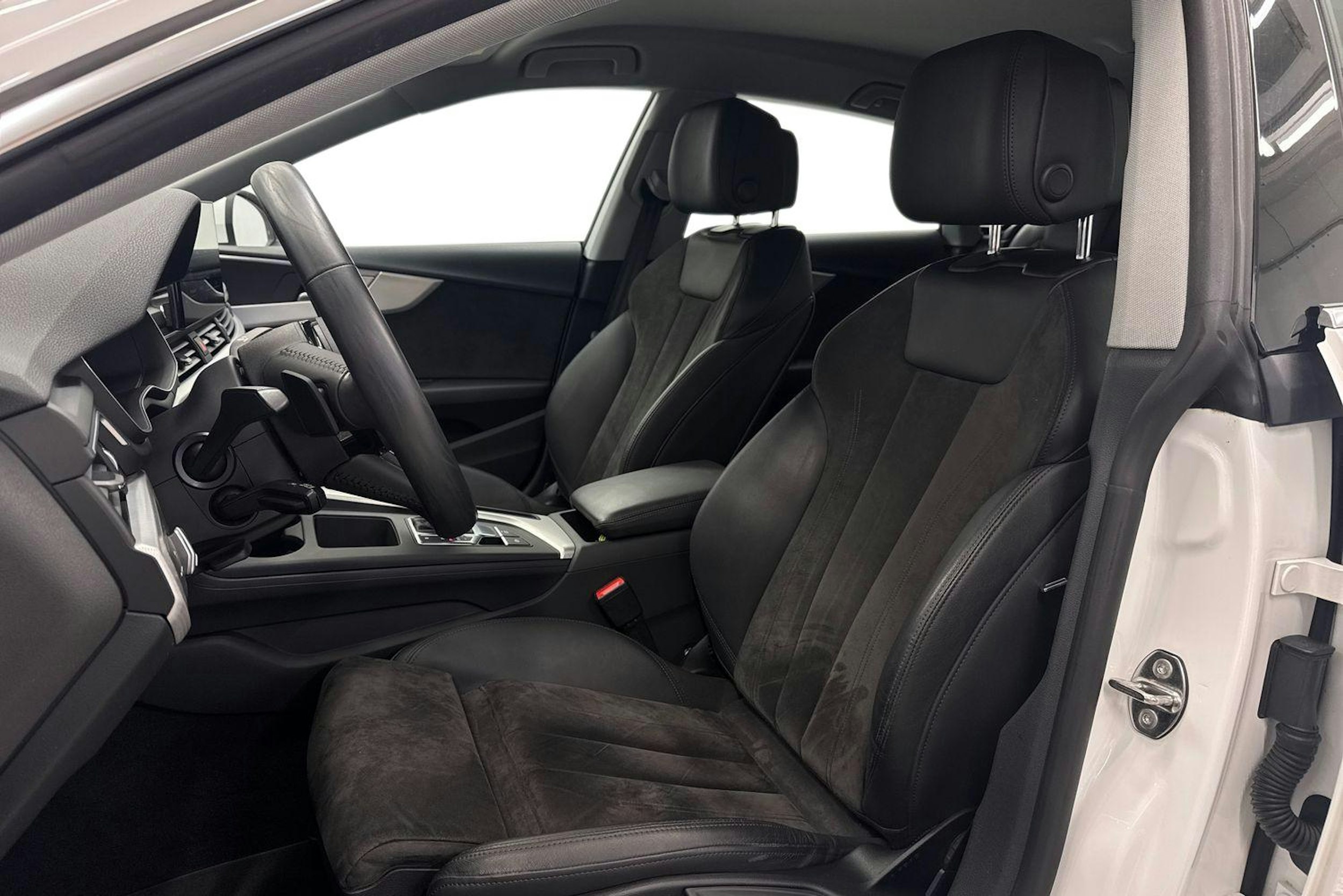 valkoinen Audi A5 2021 kuva 11.