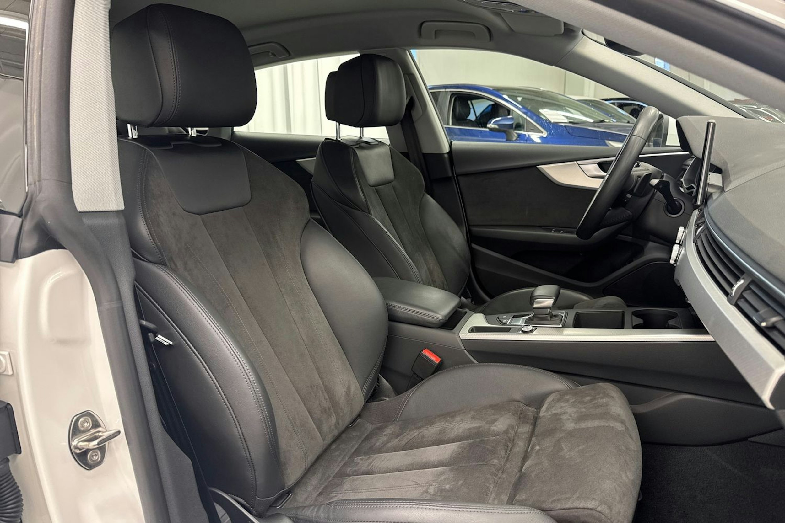 valkoinen Audi A5 2021 kuva 13.