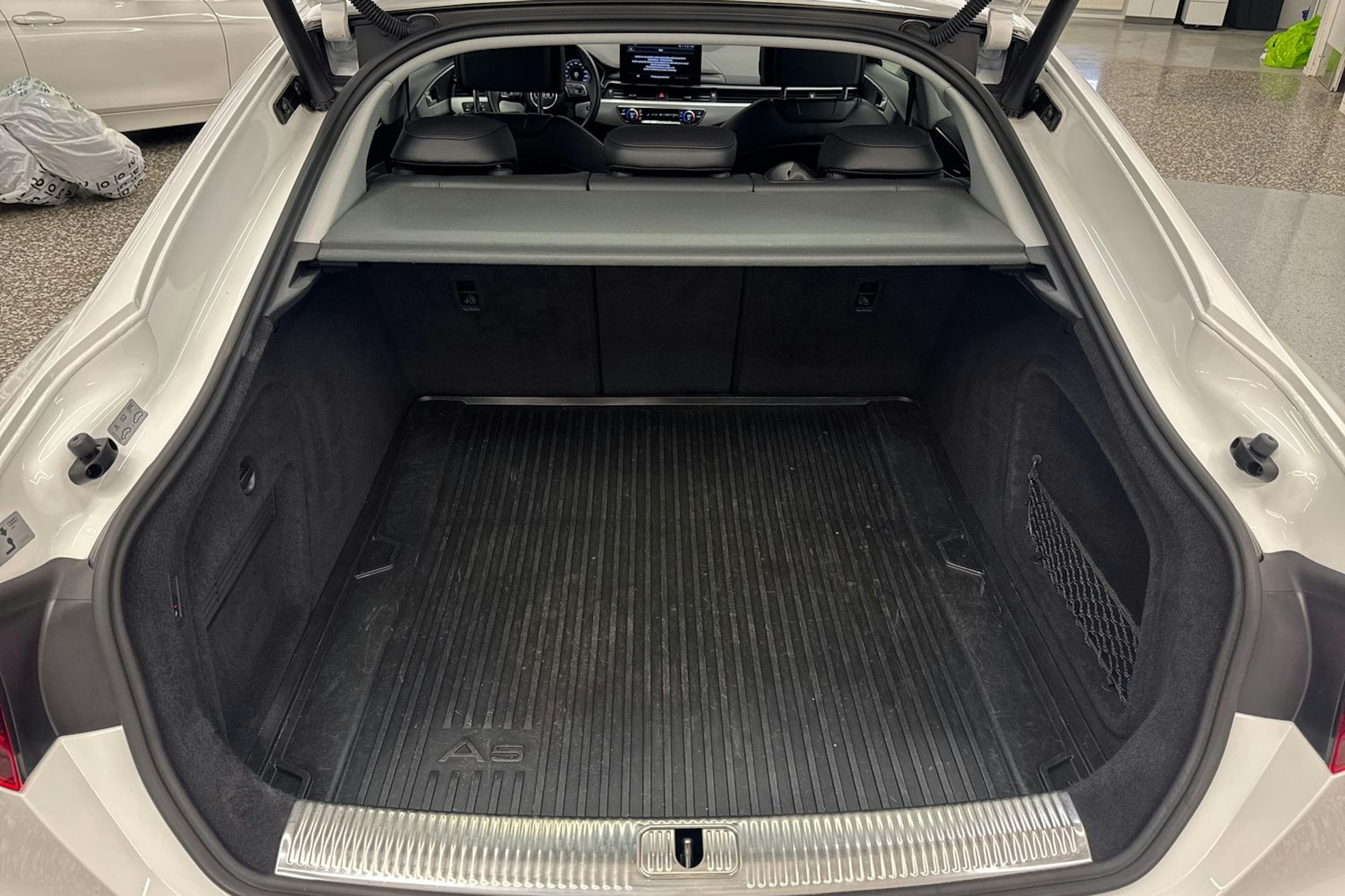 valkoinen Audi A5 2021 kuva 35.