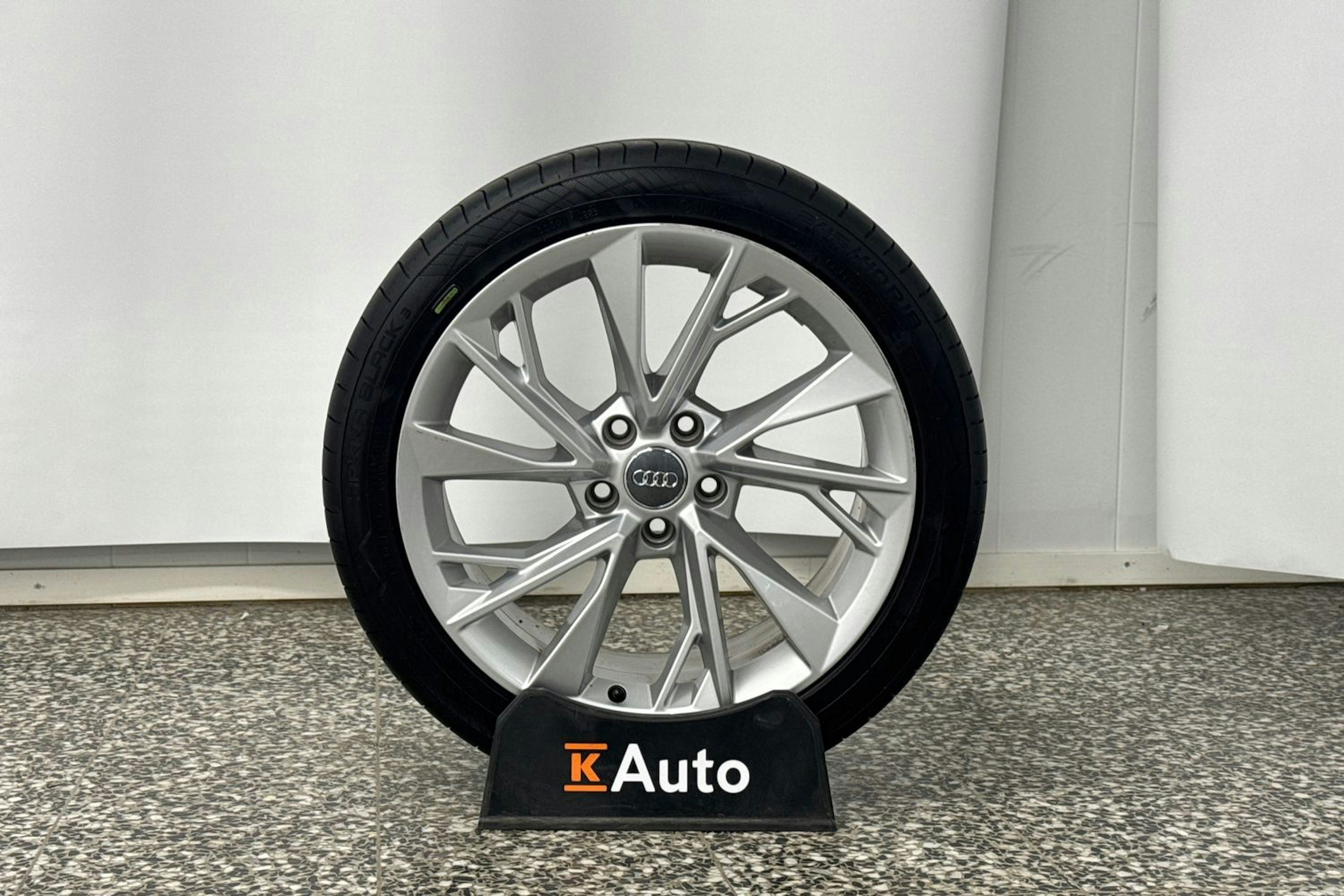 valkoinen Audi A5 2021 kuva 41.