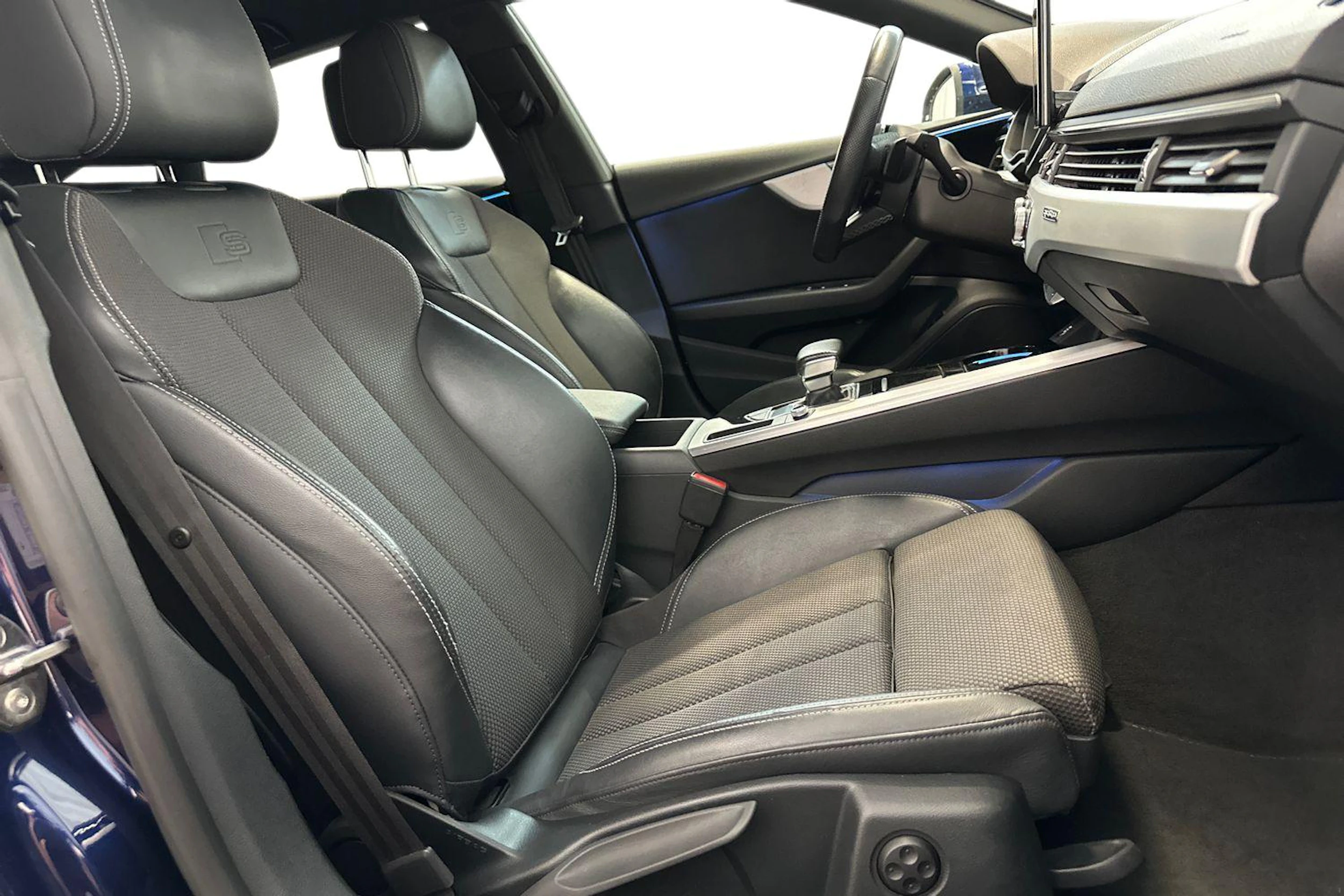 sininen Audi A5 2022 kuva 8.