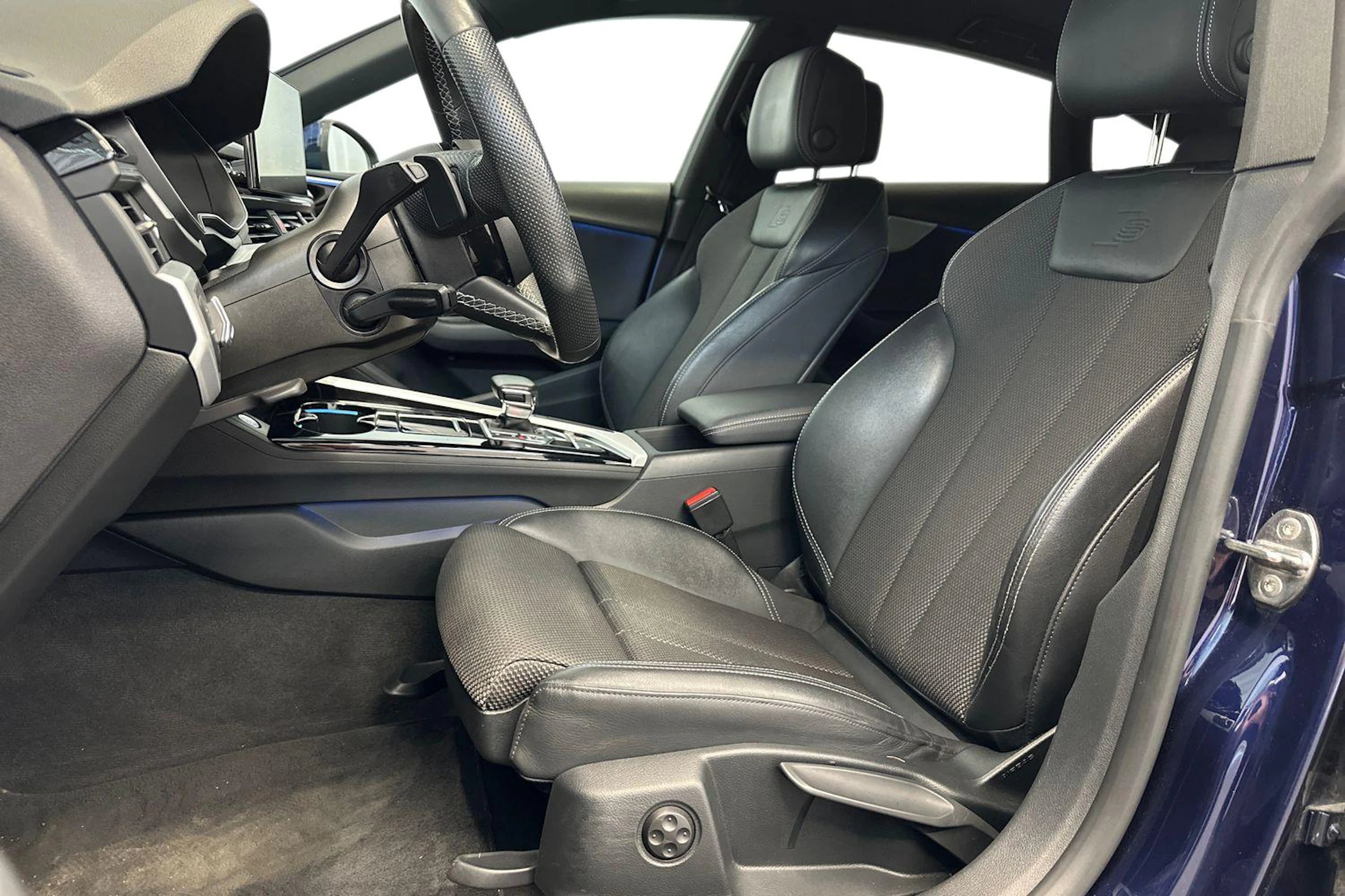 sininen Audi A5 2022 kuva 9.