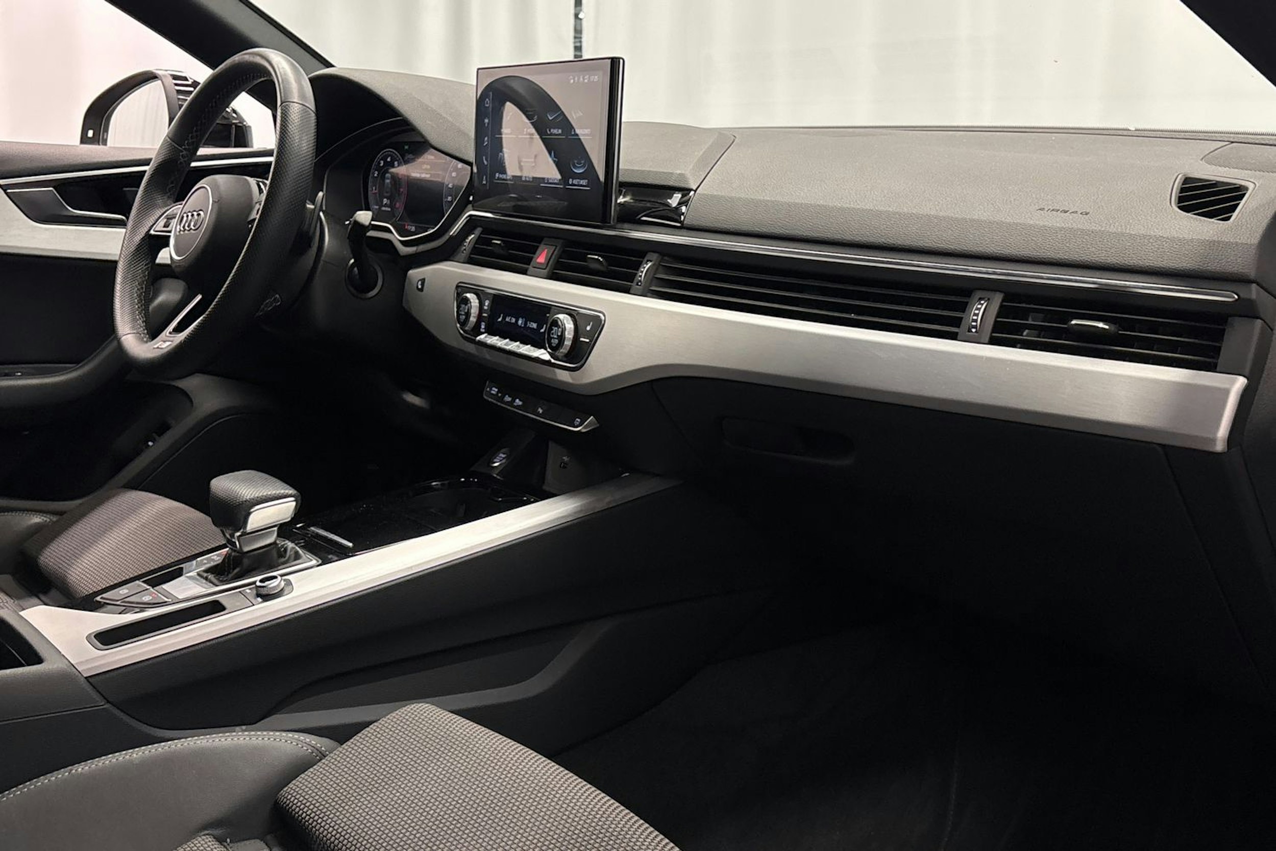 musta Audi A5 2022 kuva 14.
