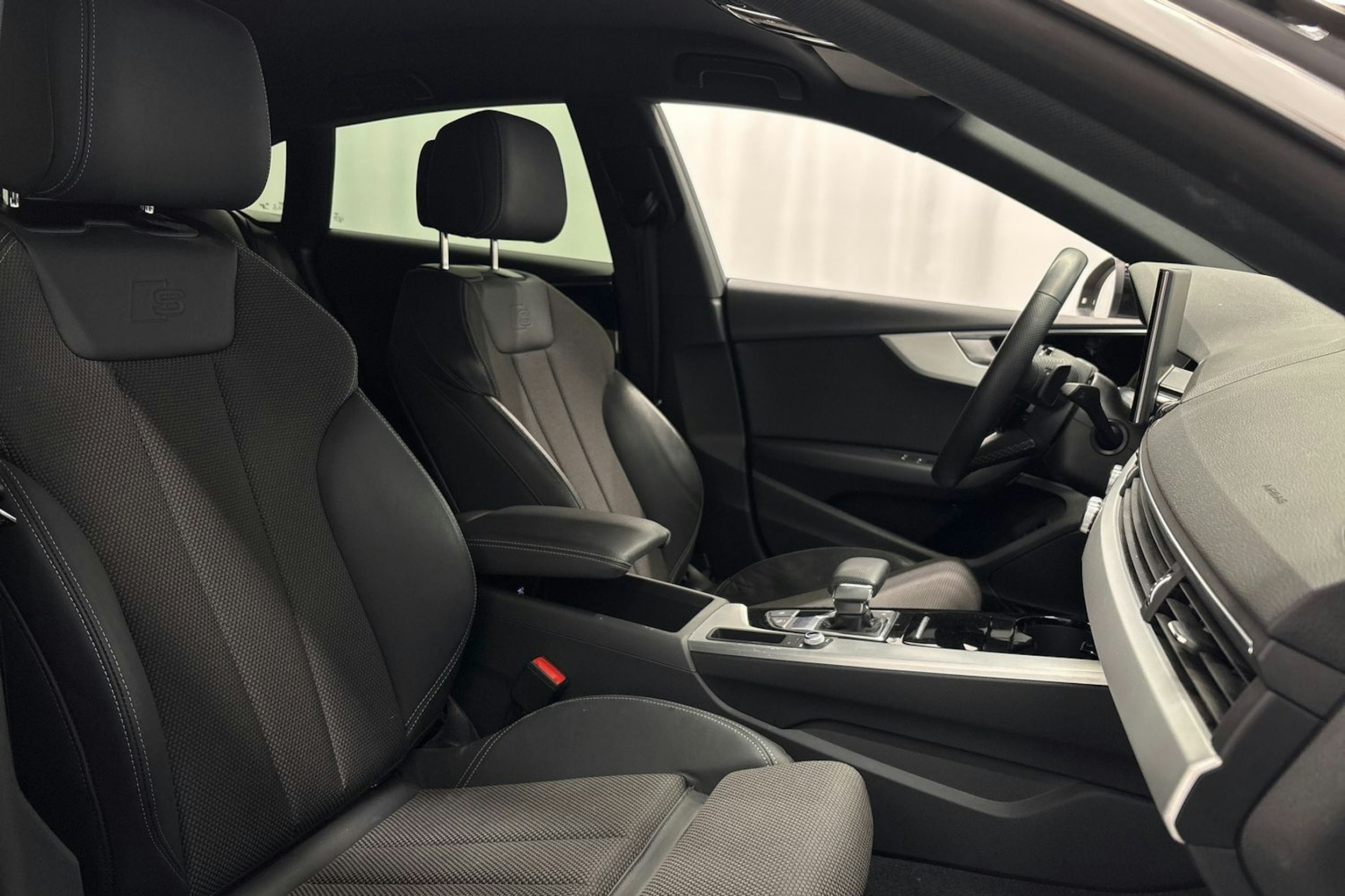 musta Audi A5 2022 kuva 15.