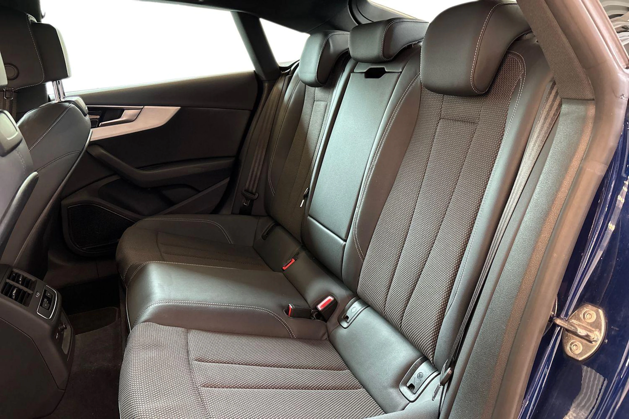Sininen Audi A5 2022 kuva 11.