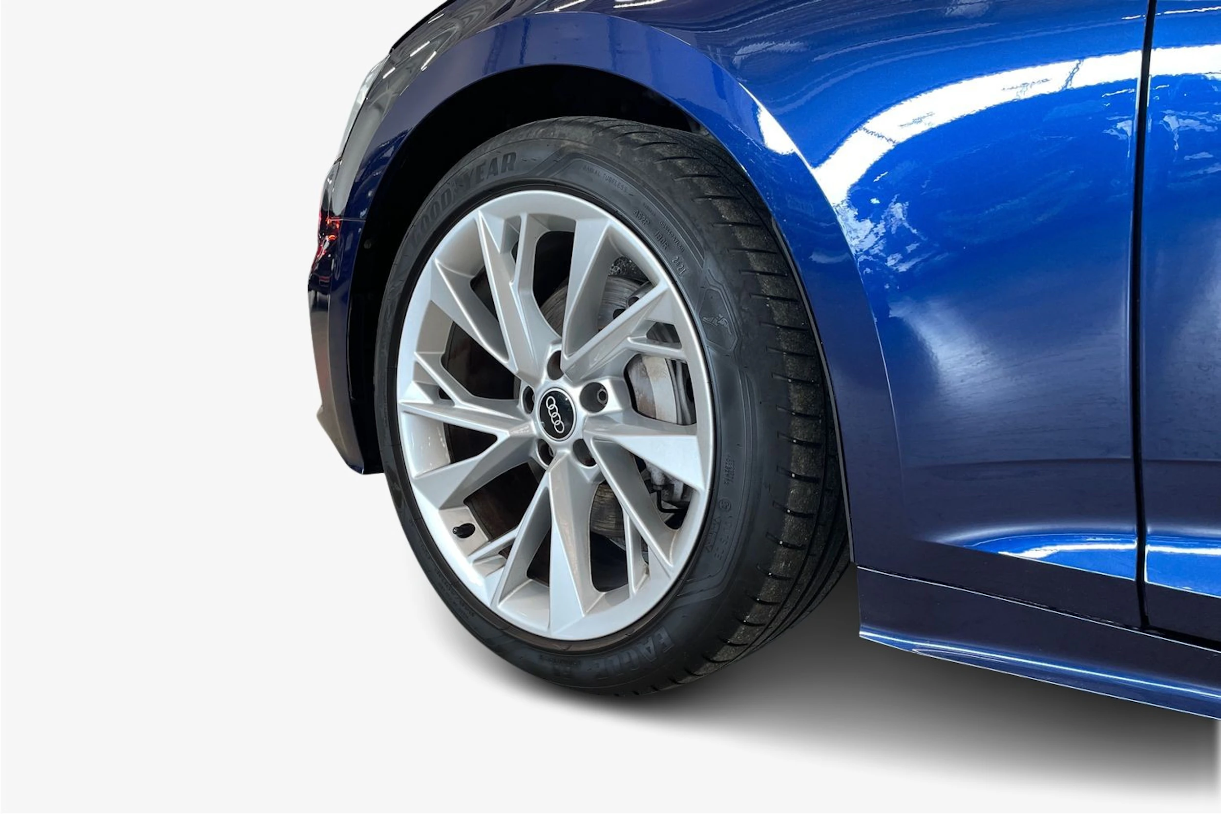 sininen Audi A5 2023 kuva 9.