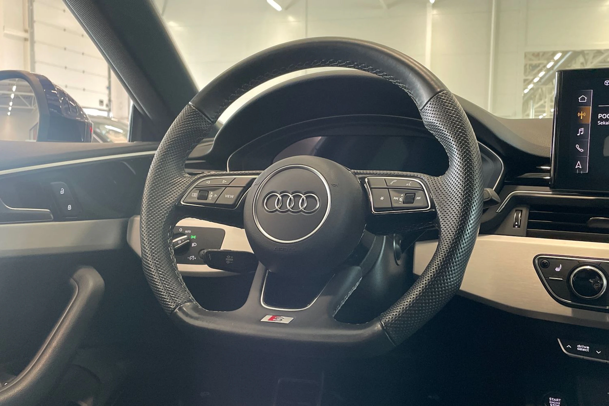 sininen Audi A5 2023 kuva 14.