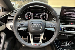 musta Audi A5 2023 kuva 17.