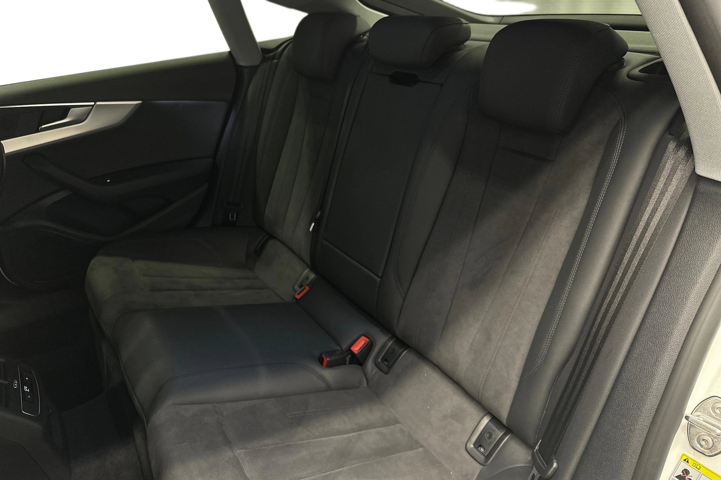 valkoinen Audi A5 2023 kuva 11.