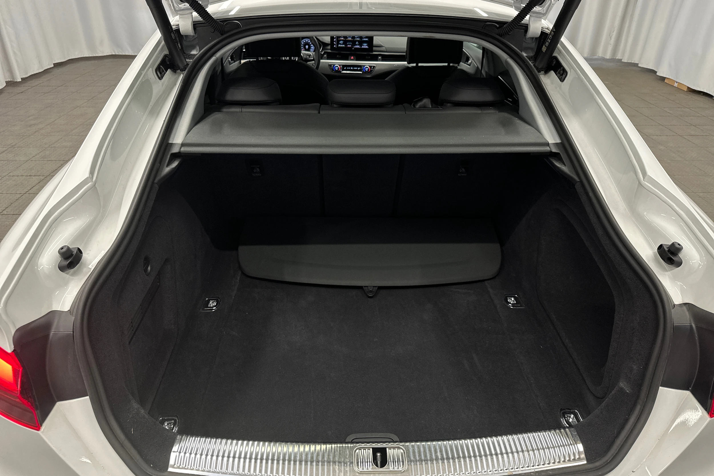 valkoinen Audi A5 2023 kuva 37.