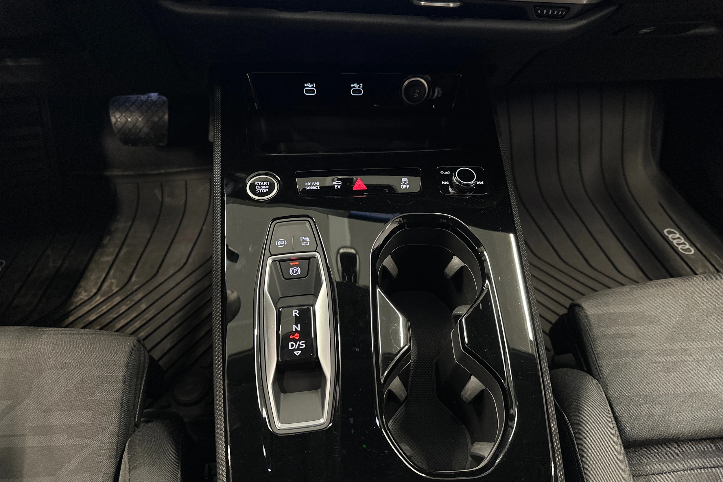 sininen Audi A5 2025 kuva 27.