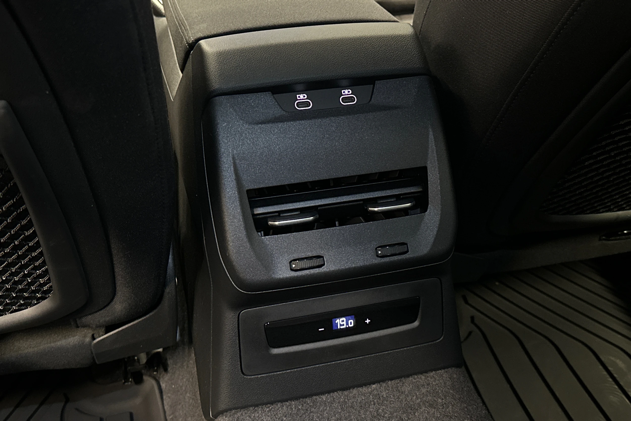 sininen Audi A5 2025 kuva 29.