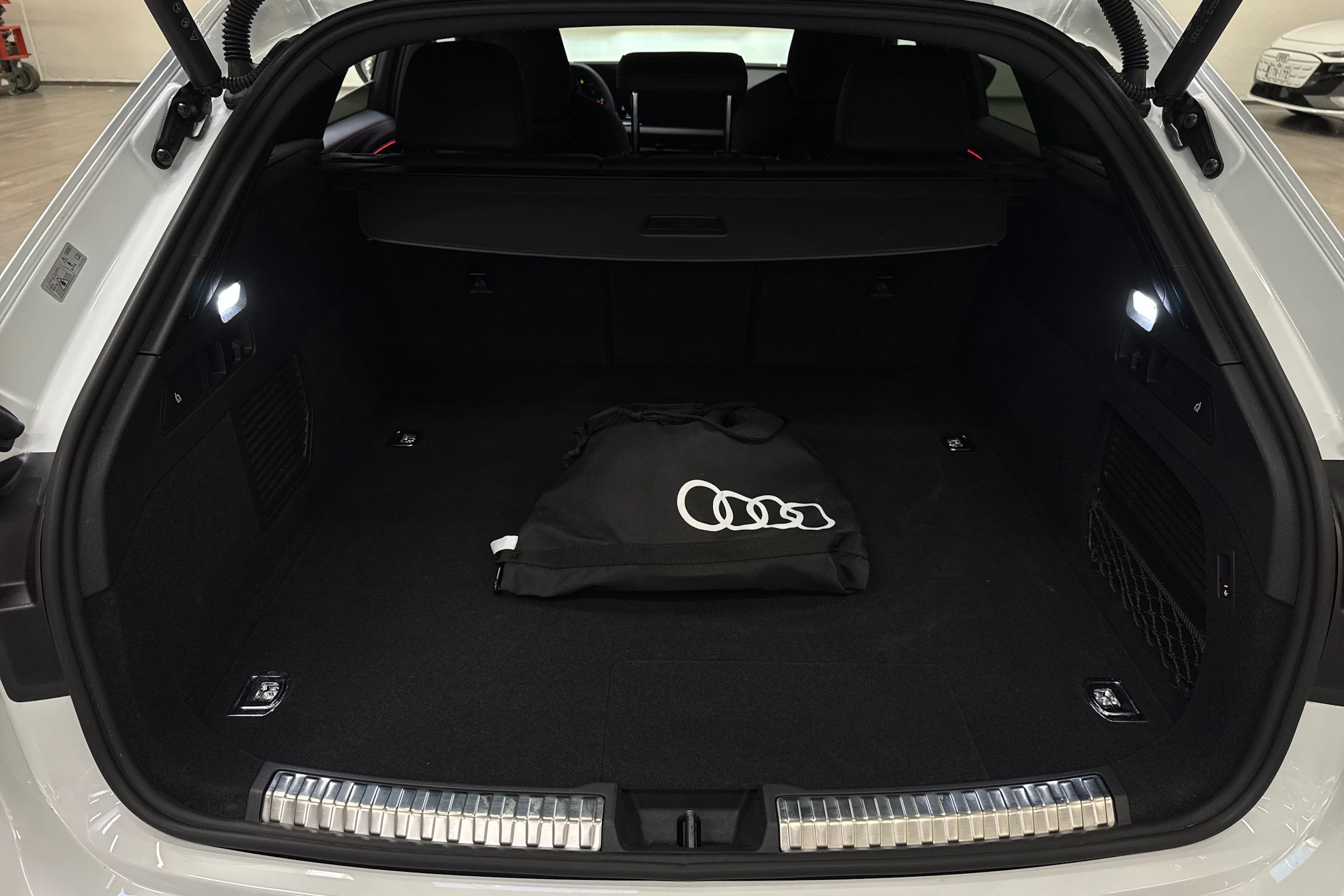 valkoinen Audi A5 2025 kuva 11.