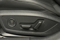 punainen Audi A5 2025 kuva 16.