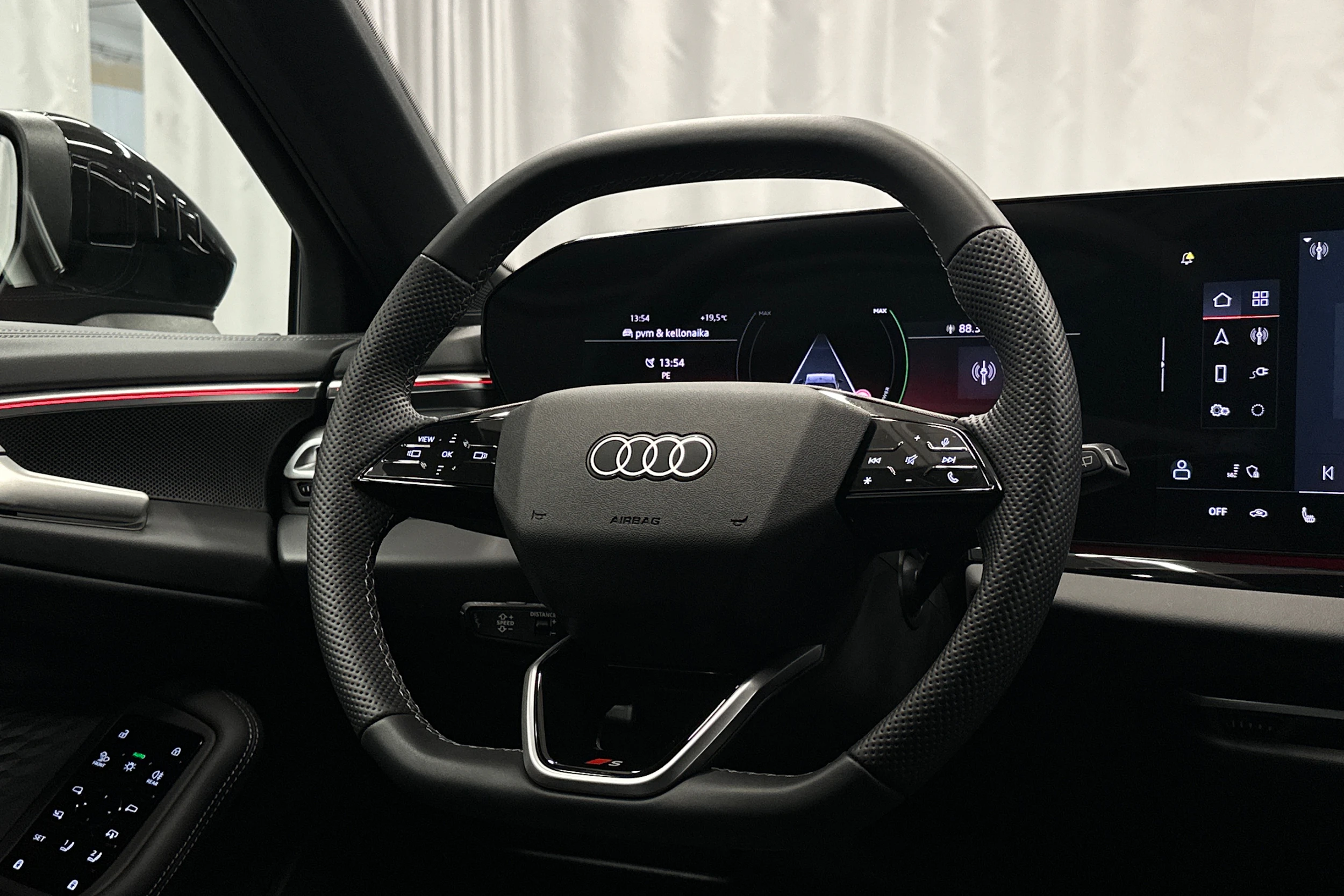 punainen Audi A5 2025 kuva 18.