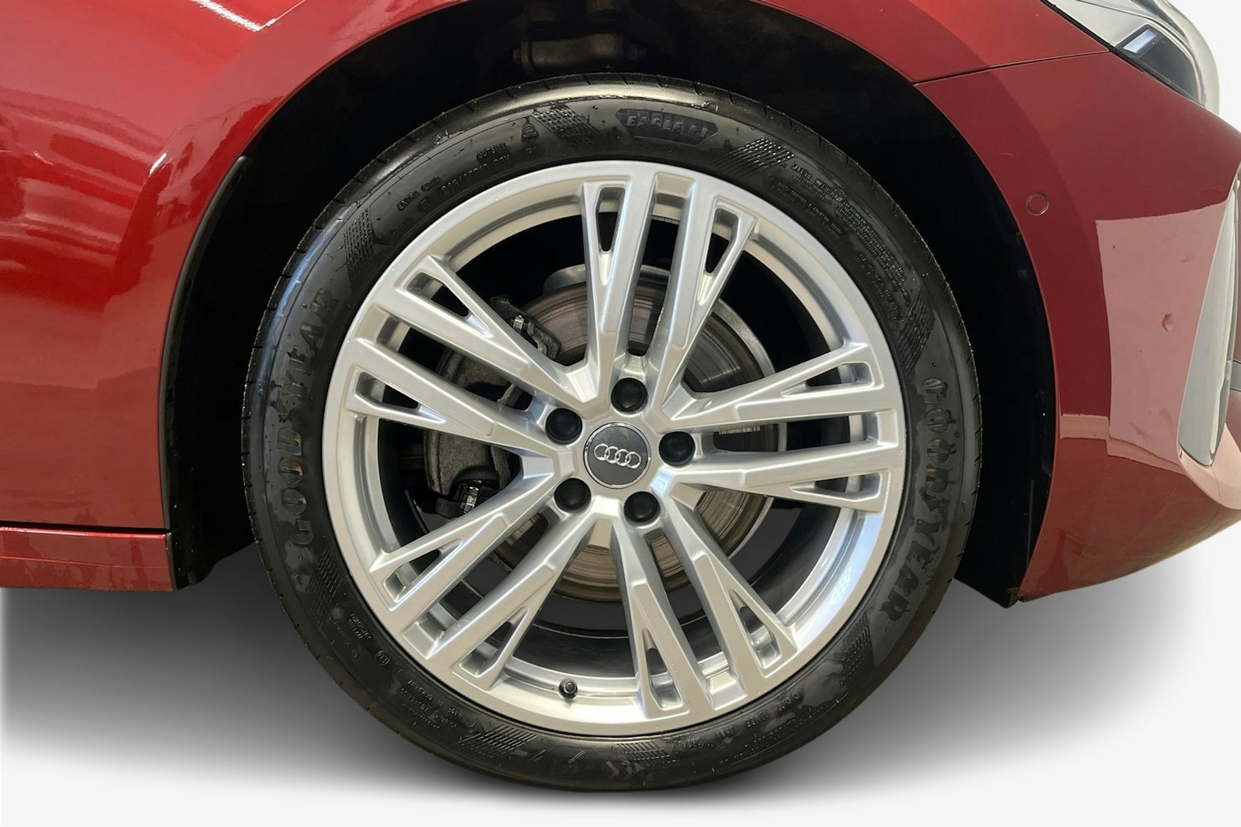 grenadine punainen Audi A5 2025 kuva 22.