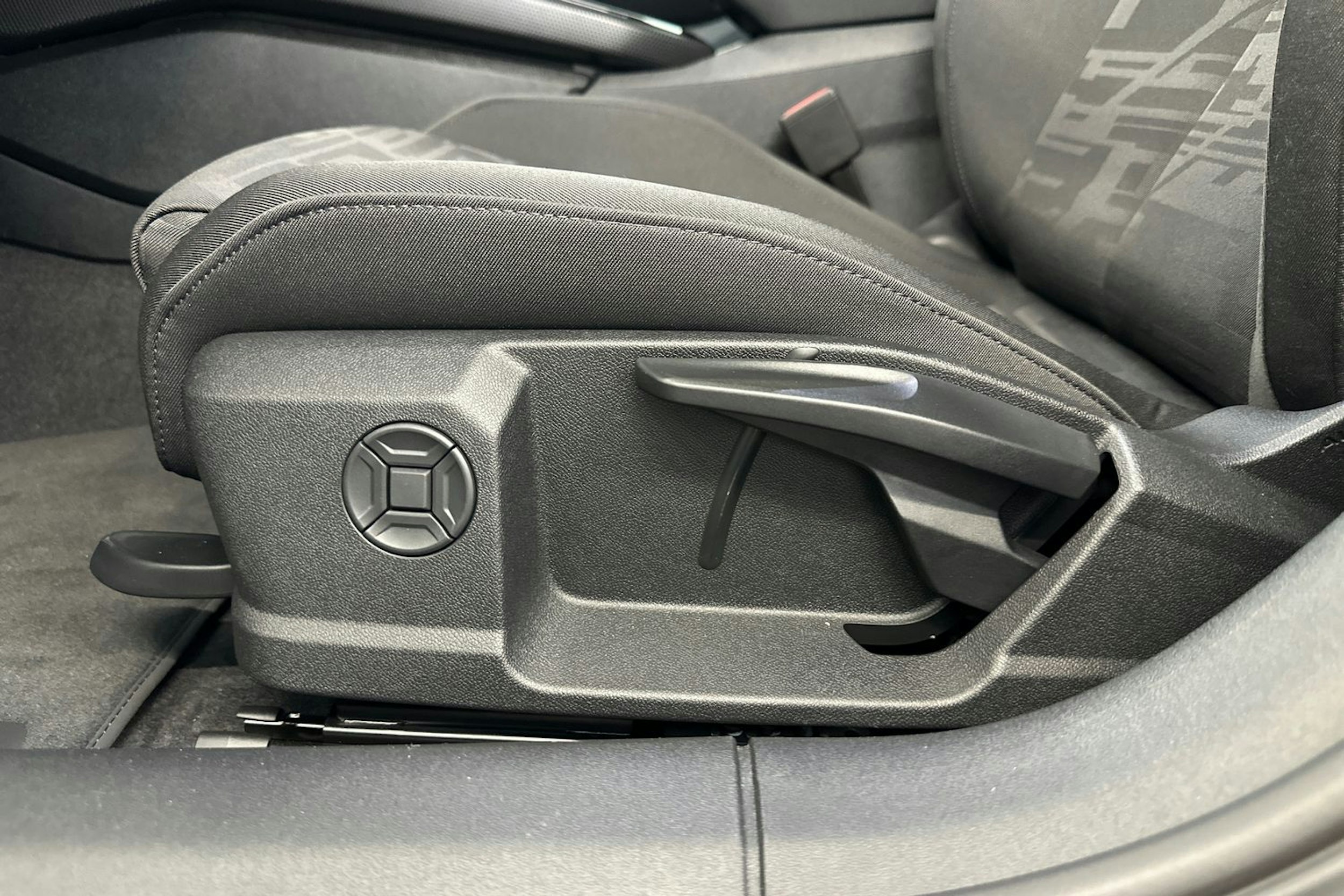 jäätikön valkoinen Audi A5 2025 kuva 17.
