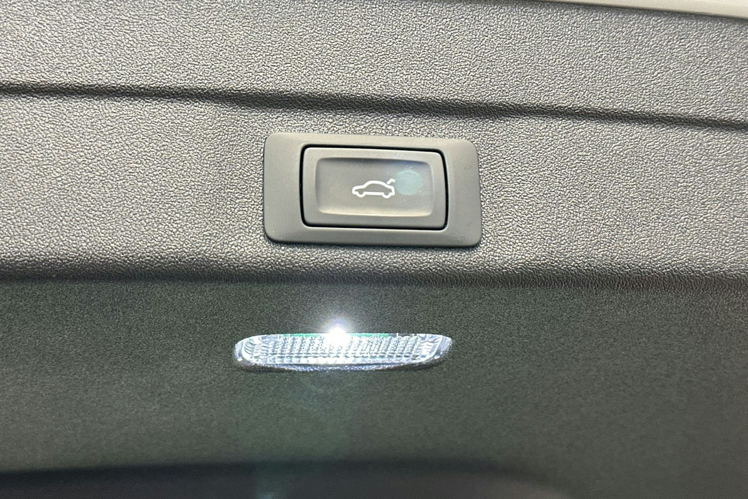 jäätikön valkoinen Audi A5 2025 kuva 18.