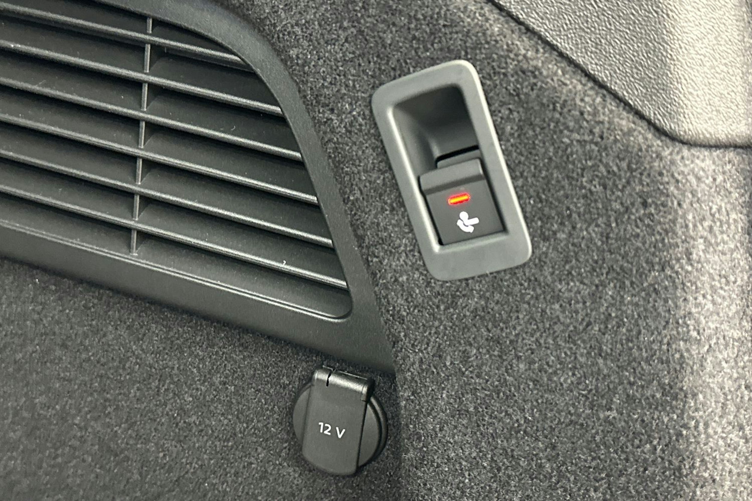 jäätikön valkoinen Audi A5 2025 kuva 19.