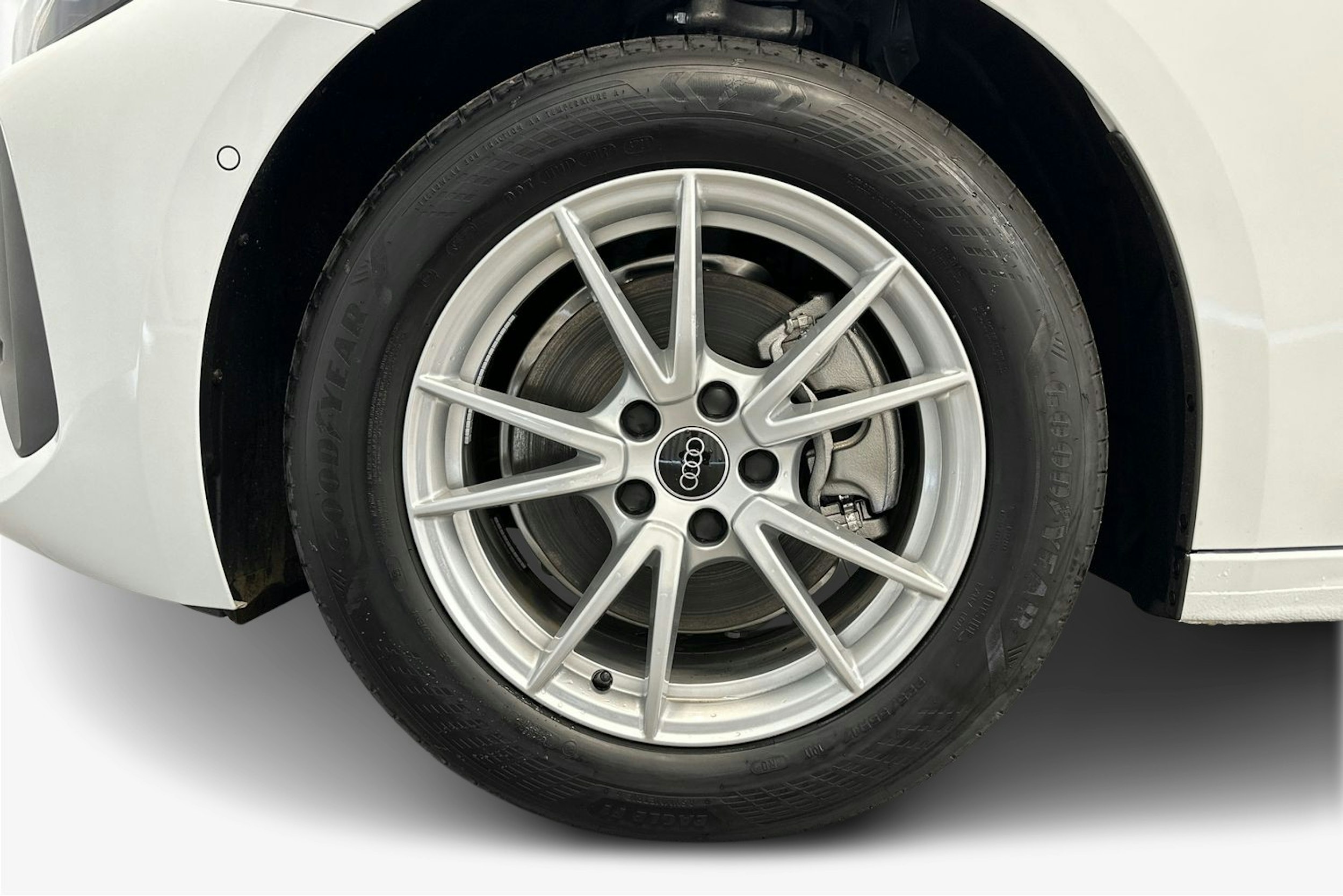 jäätikön valkoinen Audi A5 2025 kuva 23.