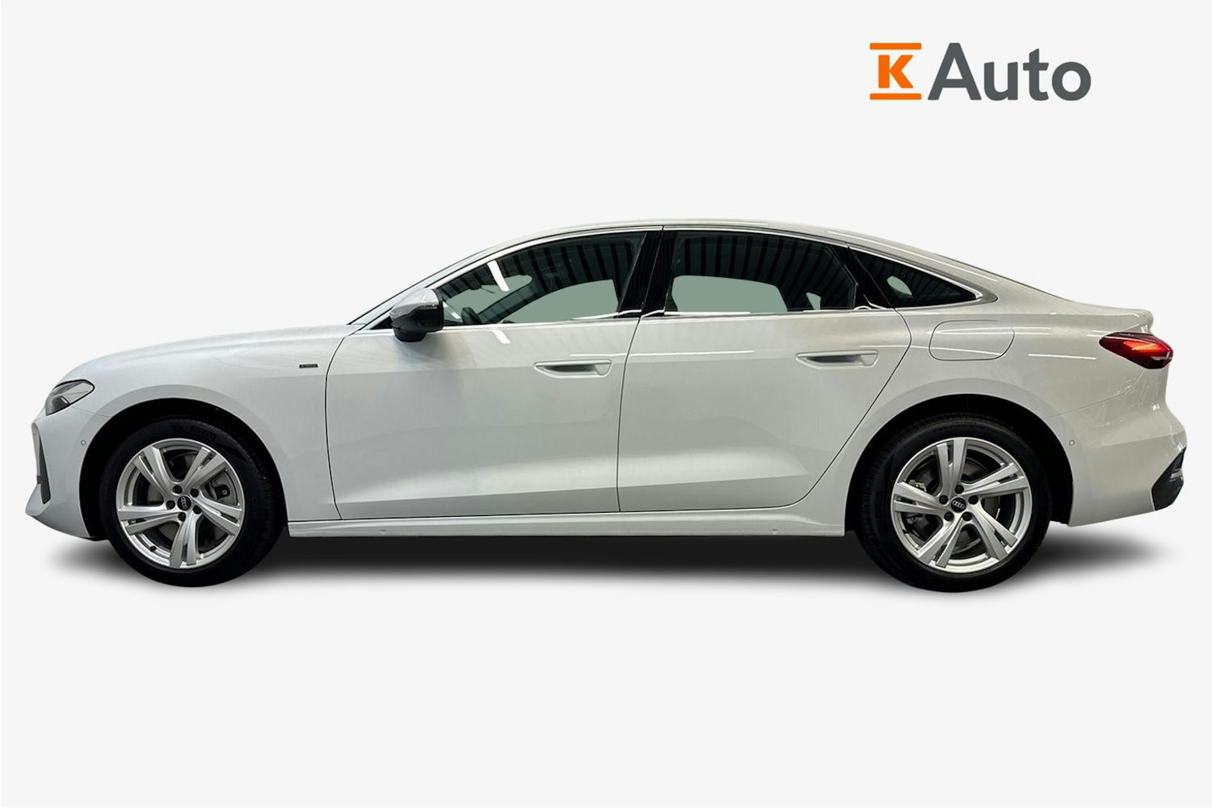 jäätikön valkoinen Audi A5 2025 kuva 18.